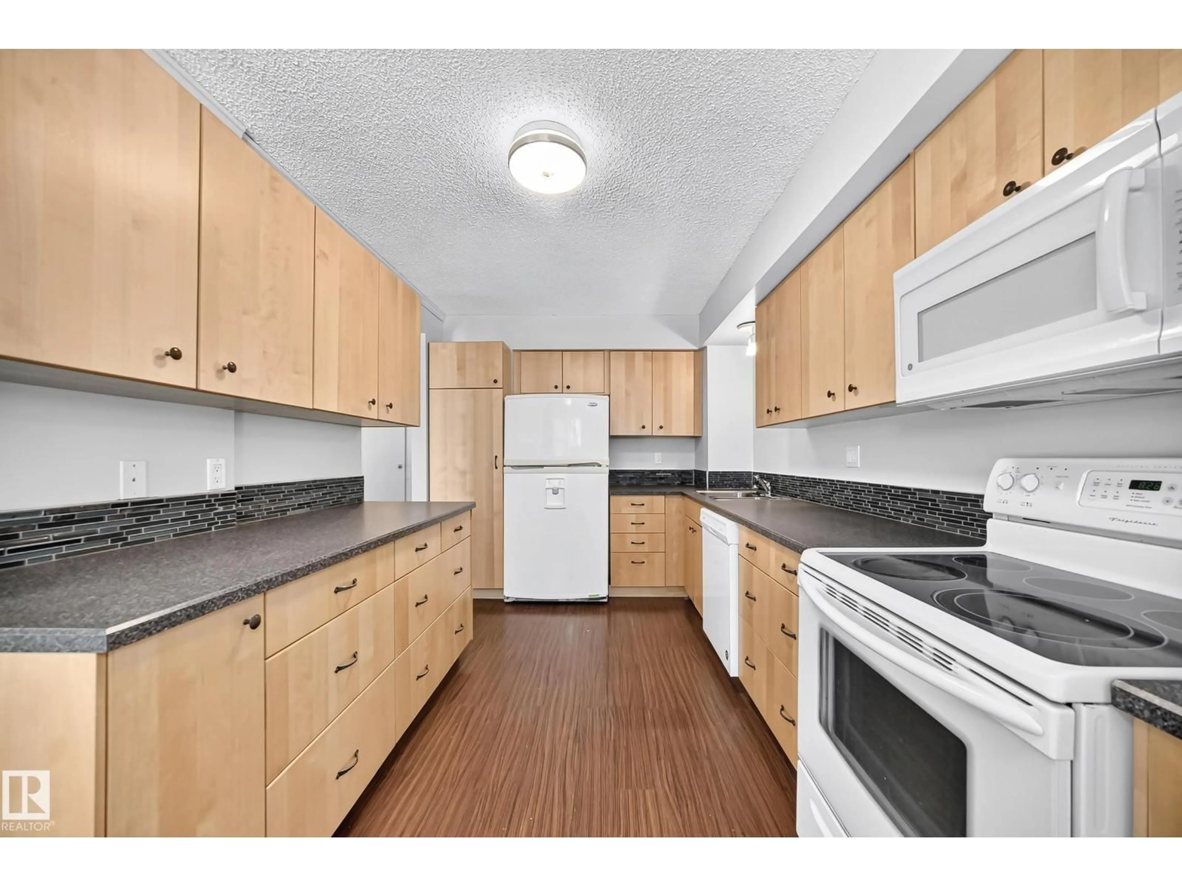 Standard kitchen, unknown for 13469 40 ST, Edmonton Alberta T5A3L9