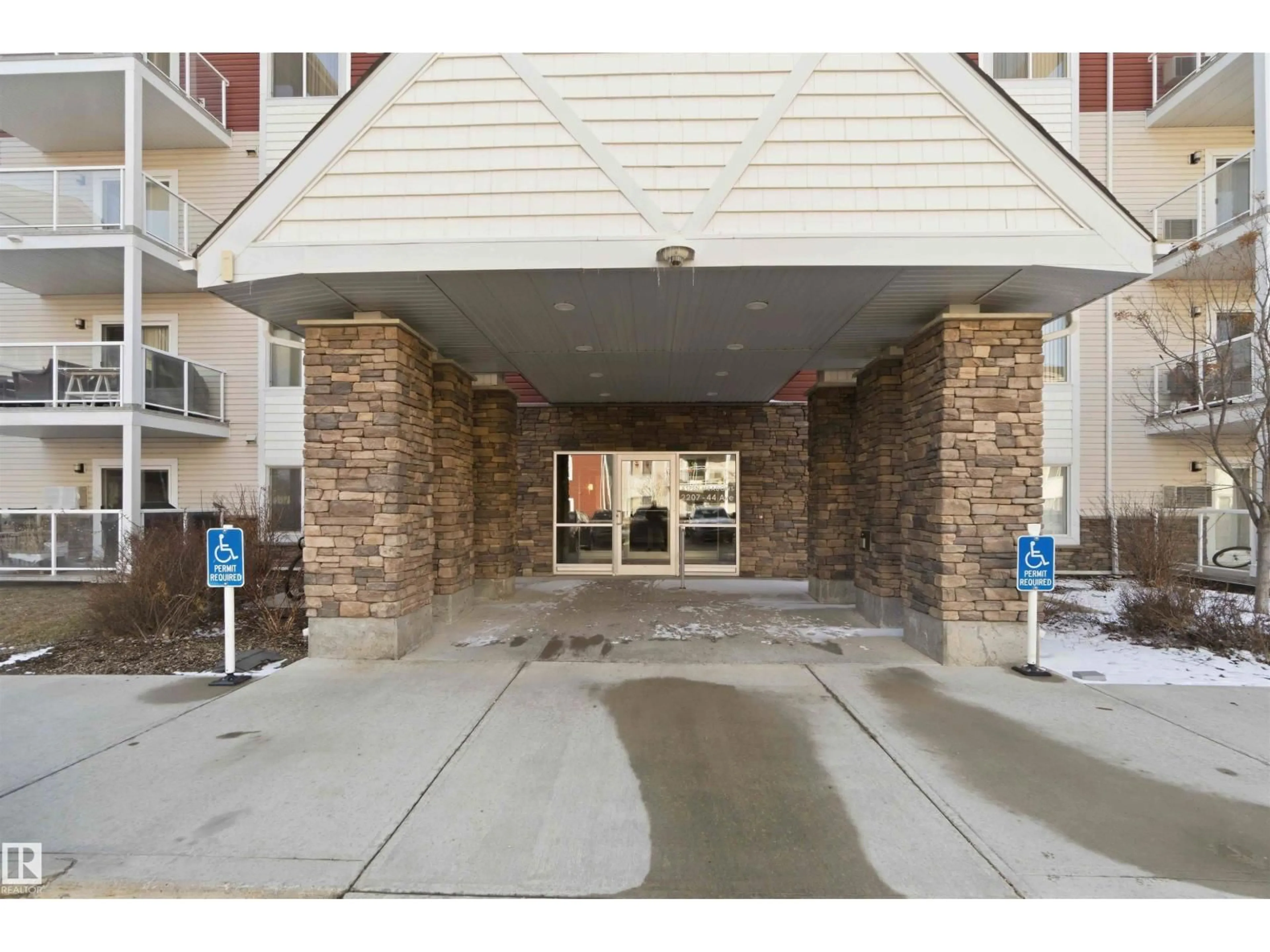 Indoor foyer for #114 - 2207 44 AV NW, Edmonton Alberta T6T0T2