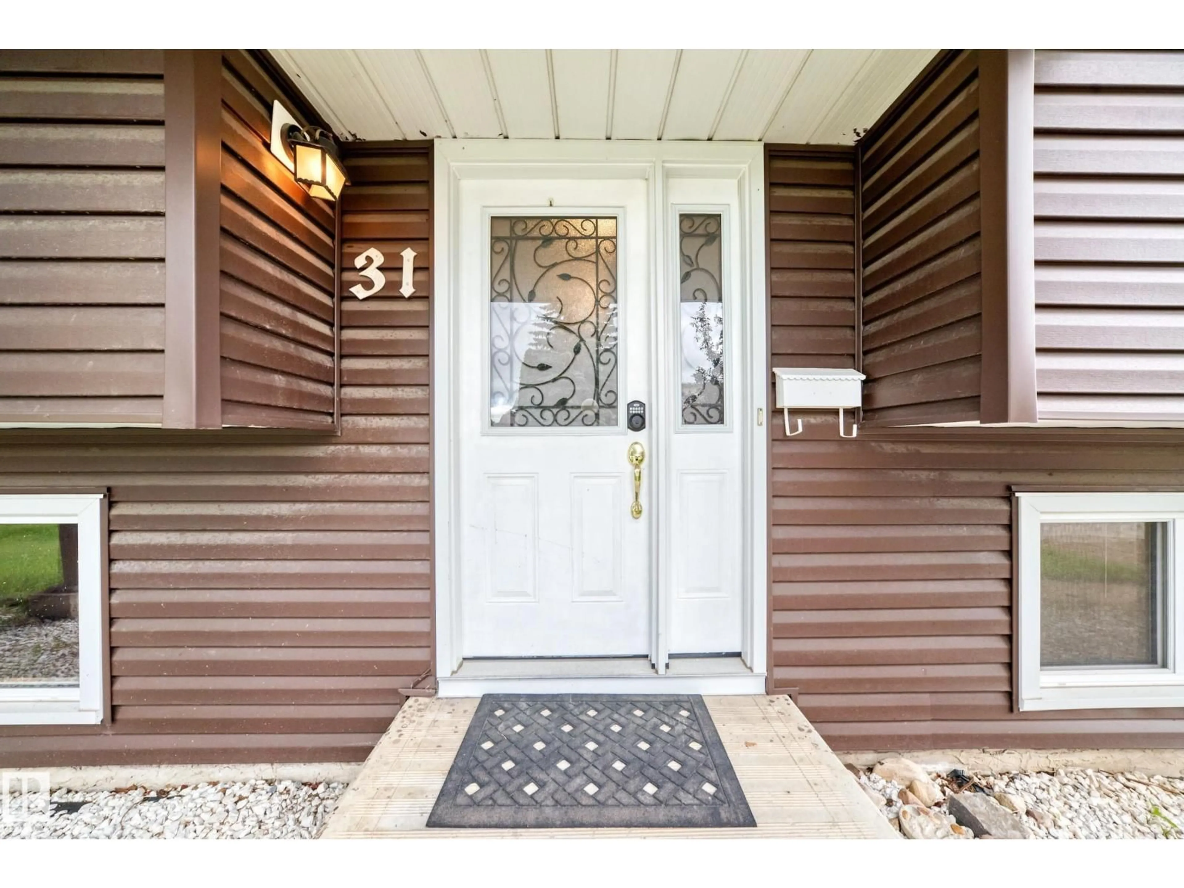 Indoor entryway for 31 HUGHES RD, Edmonton Alberta T5A4E1