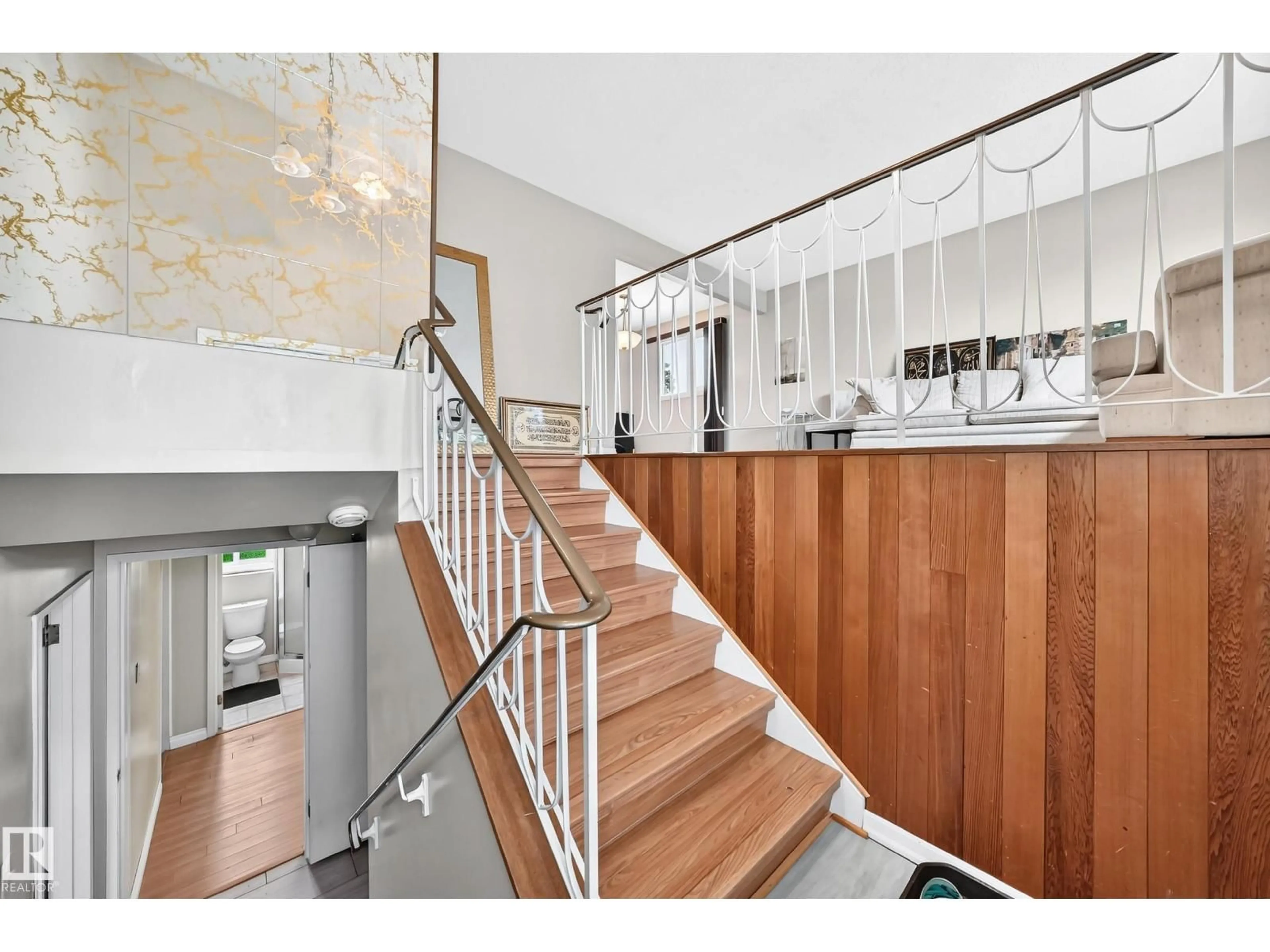 Indoor foyer for 31 HUGHES RD, Edmonton Alberta T5A4E1