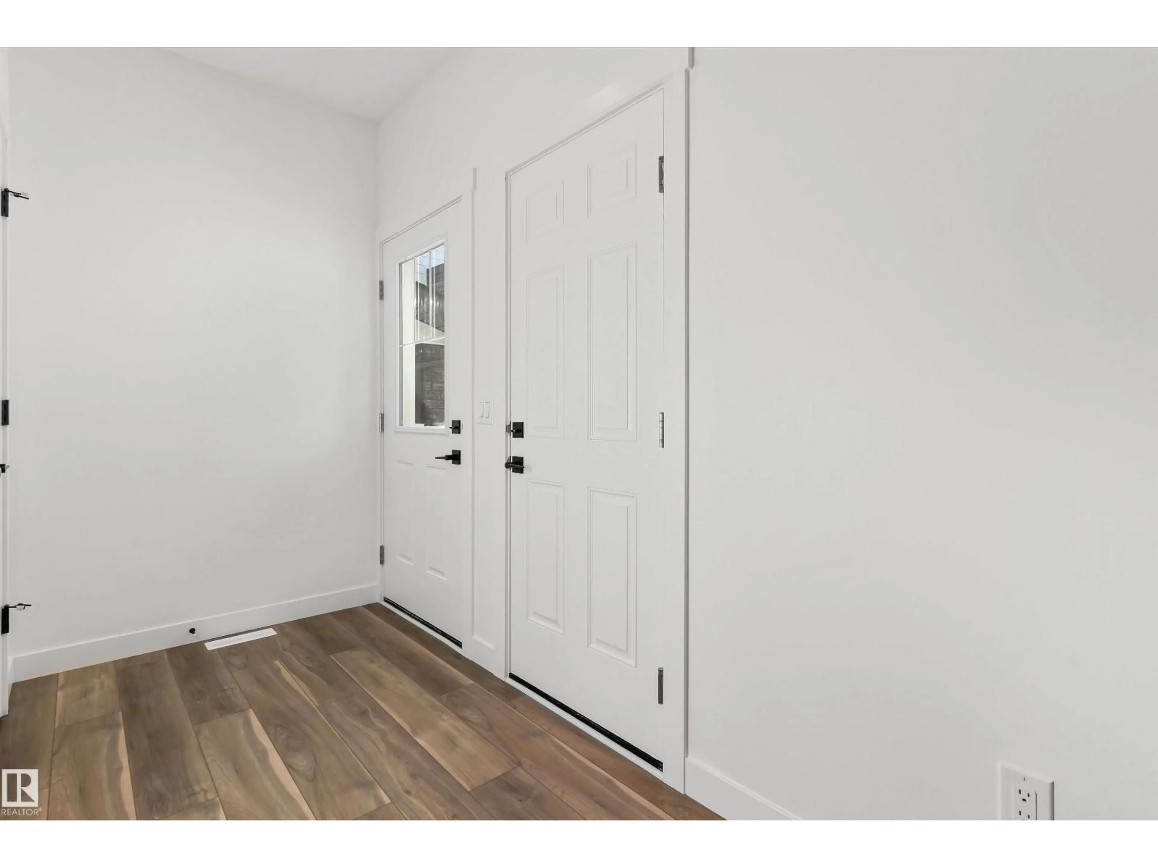 Indoor entryway for 920 18 AV, Edmonton Alberta T6T2X4