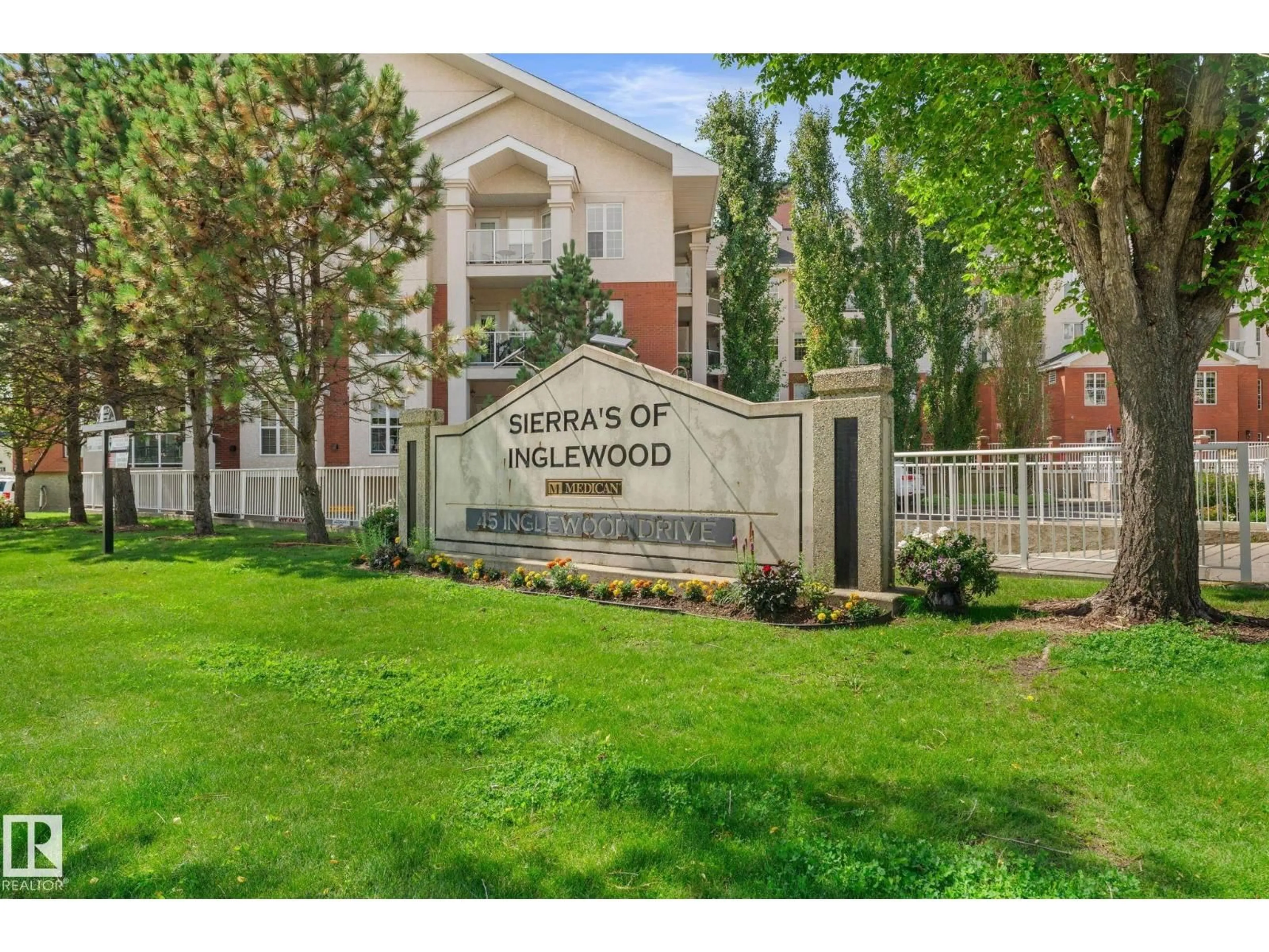 Indoor foyer for #421 - 421 INGLEWOOD DR, St. Albert Alberta T8N0B6