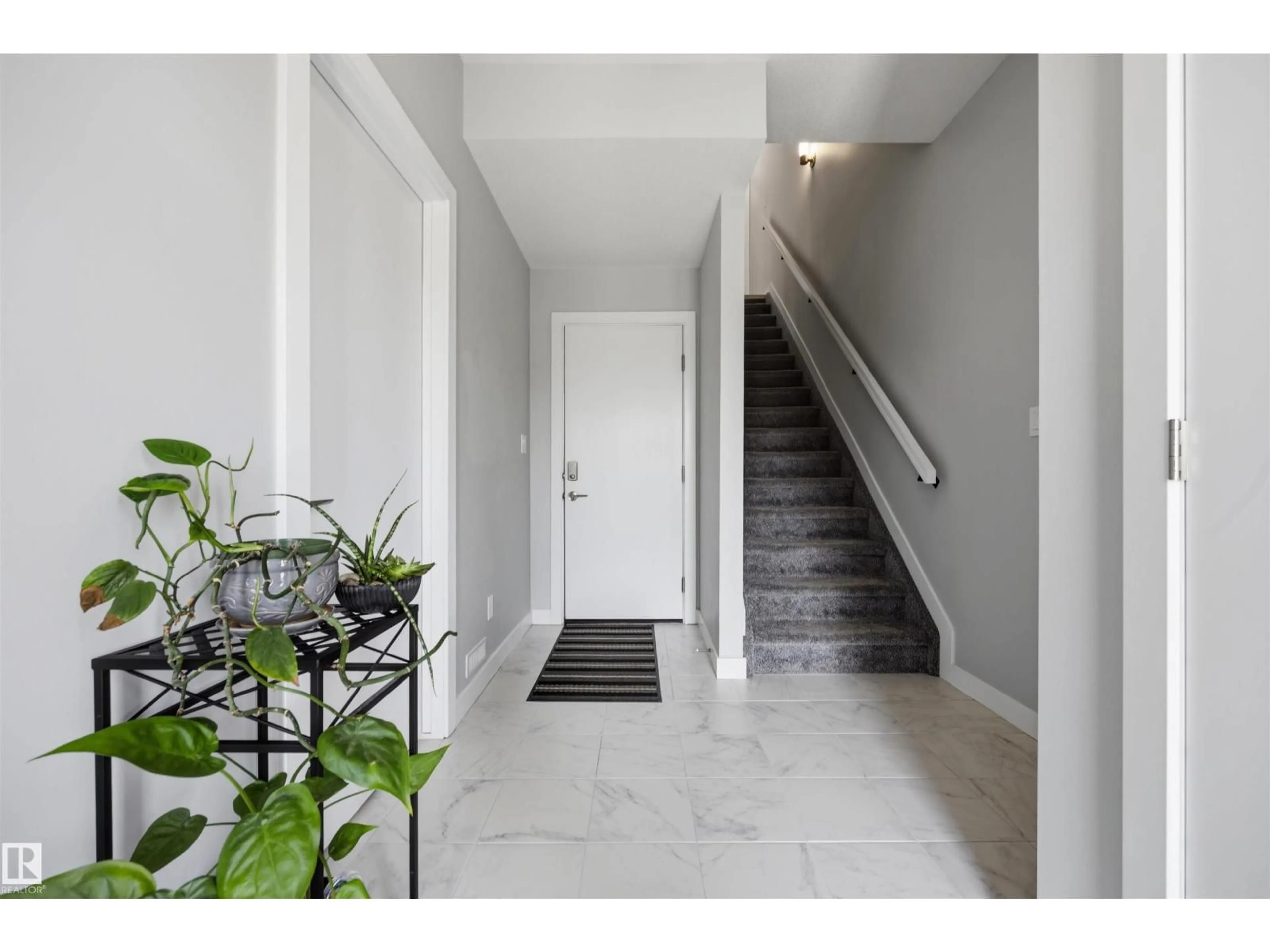Indoor entryway for 1119 KESWICK DR, Edmonton Alberta T6W4B6
