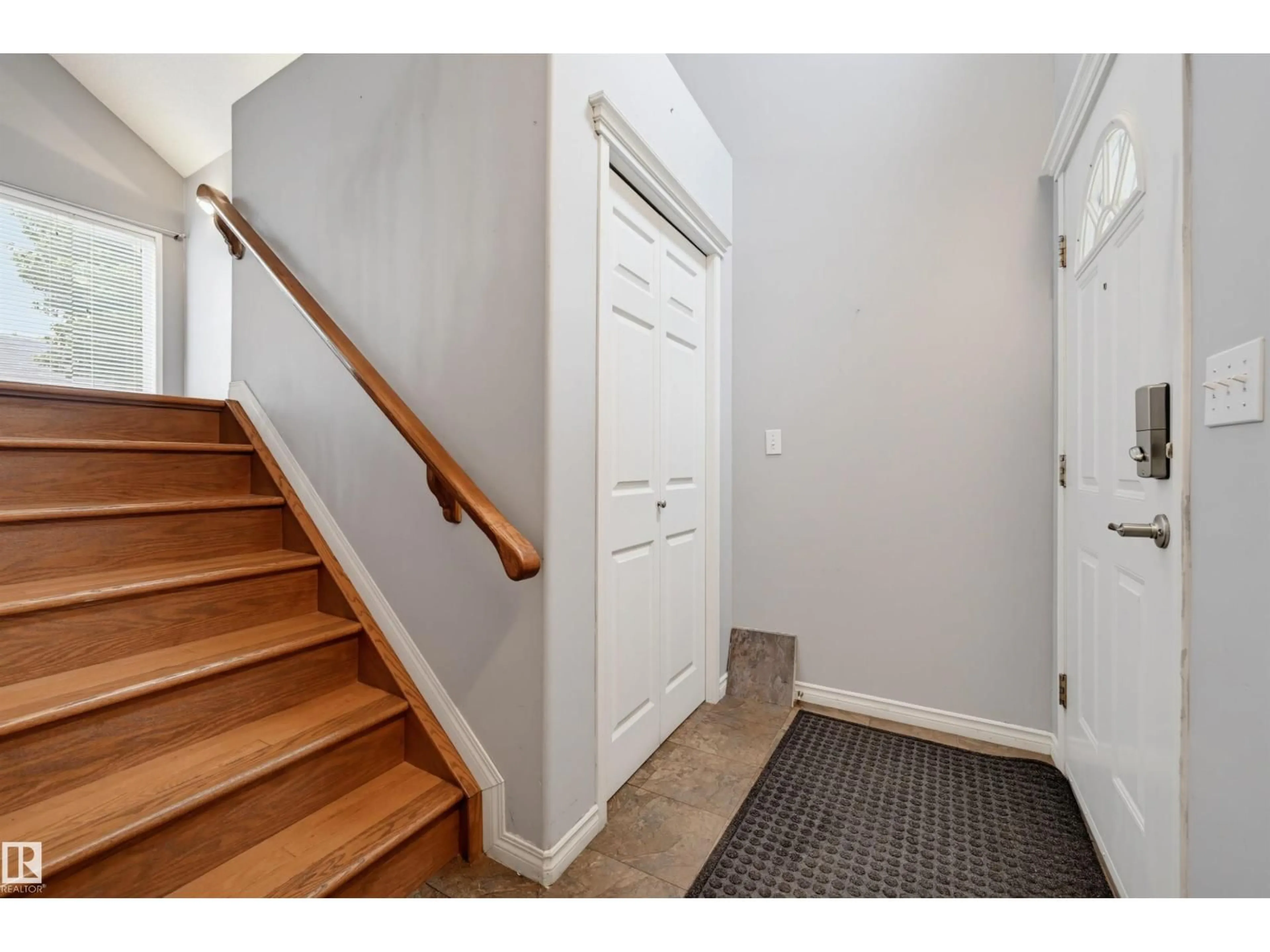 Indoor entryway for #8 - 1920 MILLWOODS RD, Edmonton Alberta T6L7C7