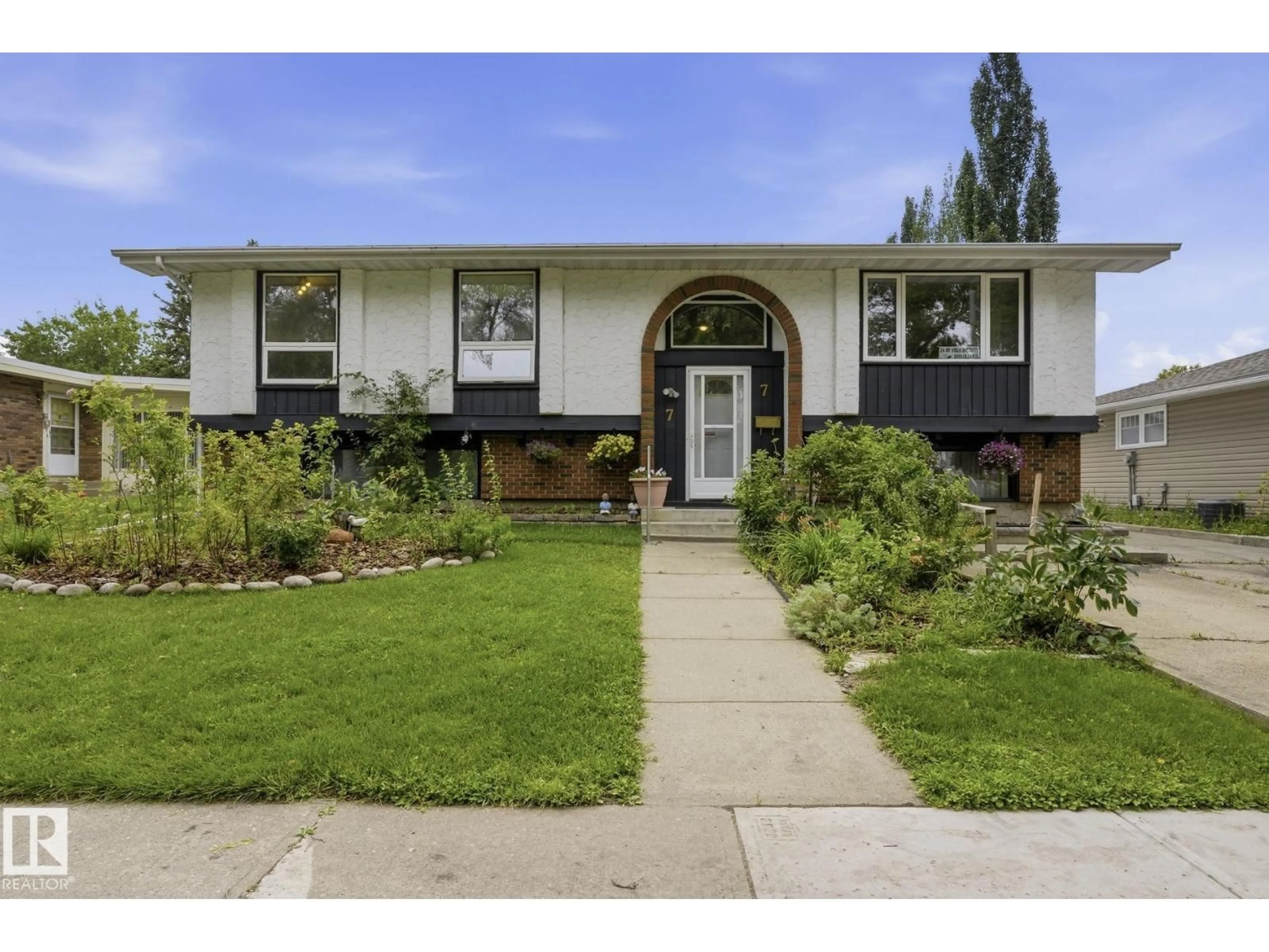 Home with vinyl exterior material, street for 7 GRAHAM AV, St. Albert Alberta T8N1T4