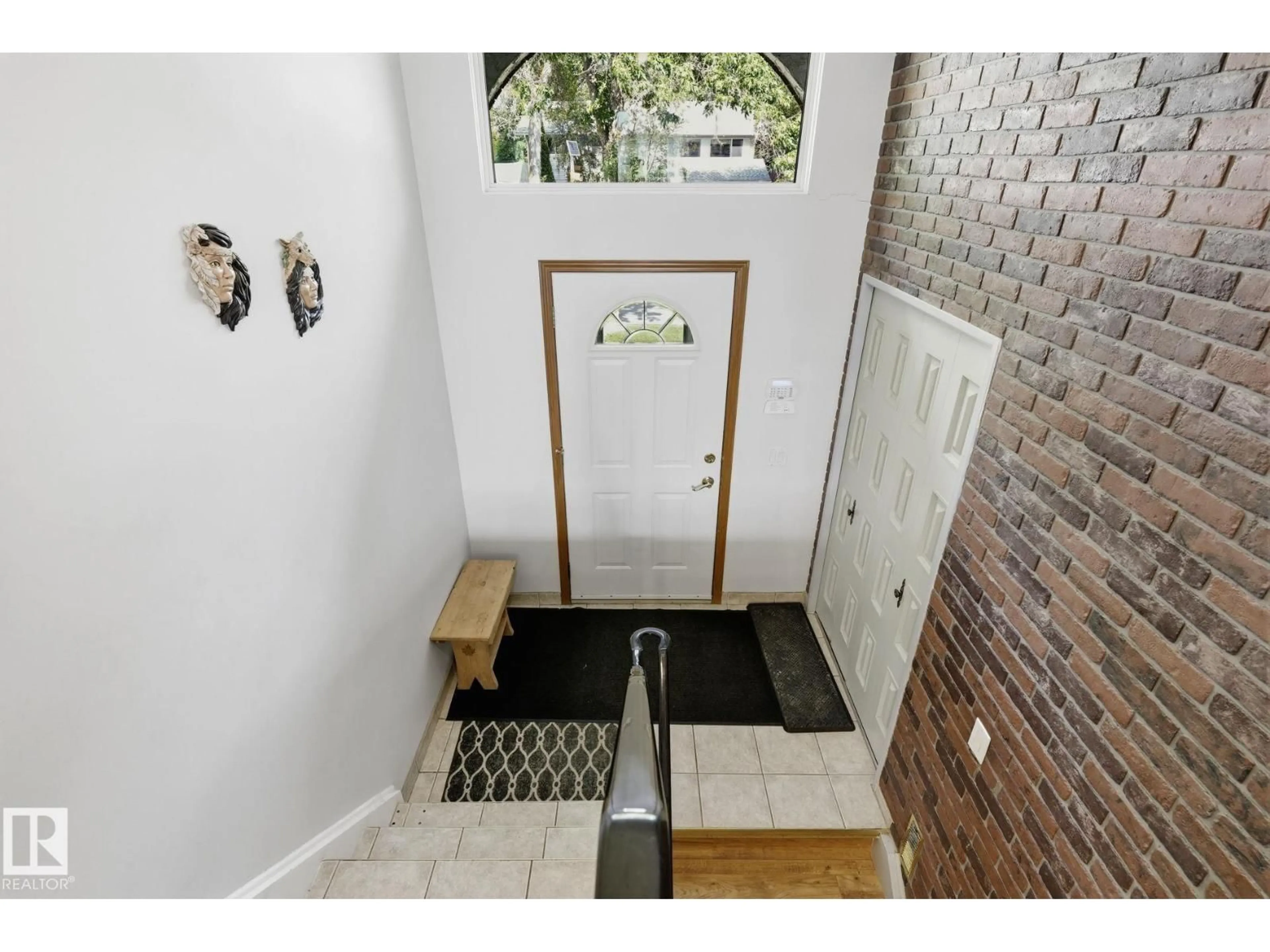Indoor entryway for 7 GRAHAM AV, St. Albert Alberta T8N1T4