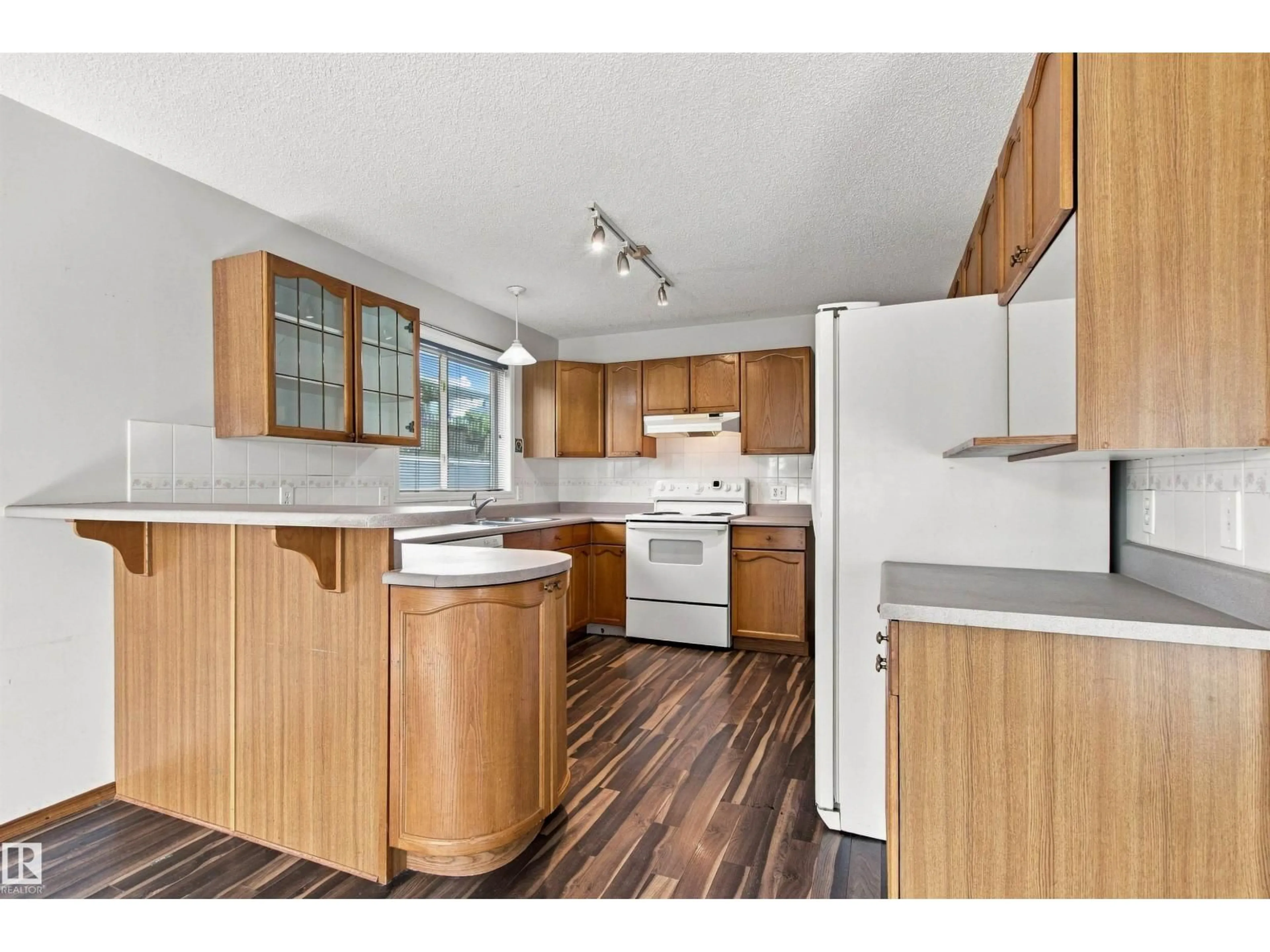 Standard kitchen, wood/laminate floor for 5 LINDSAY AV, Spruce Grove Alberta T7X3W7