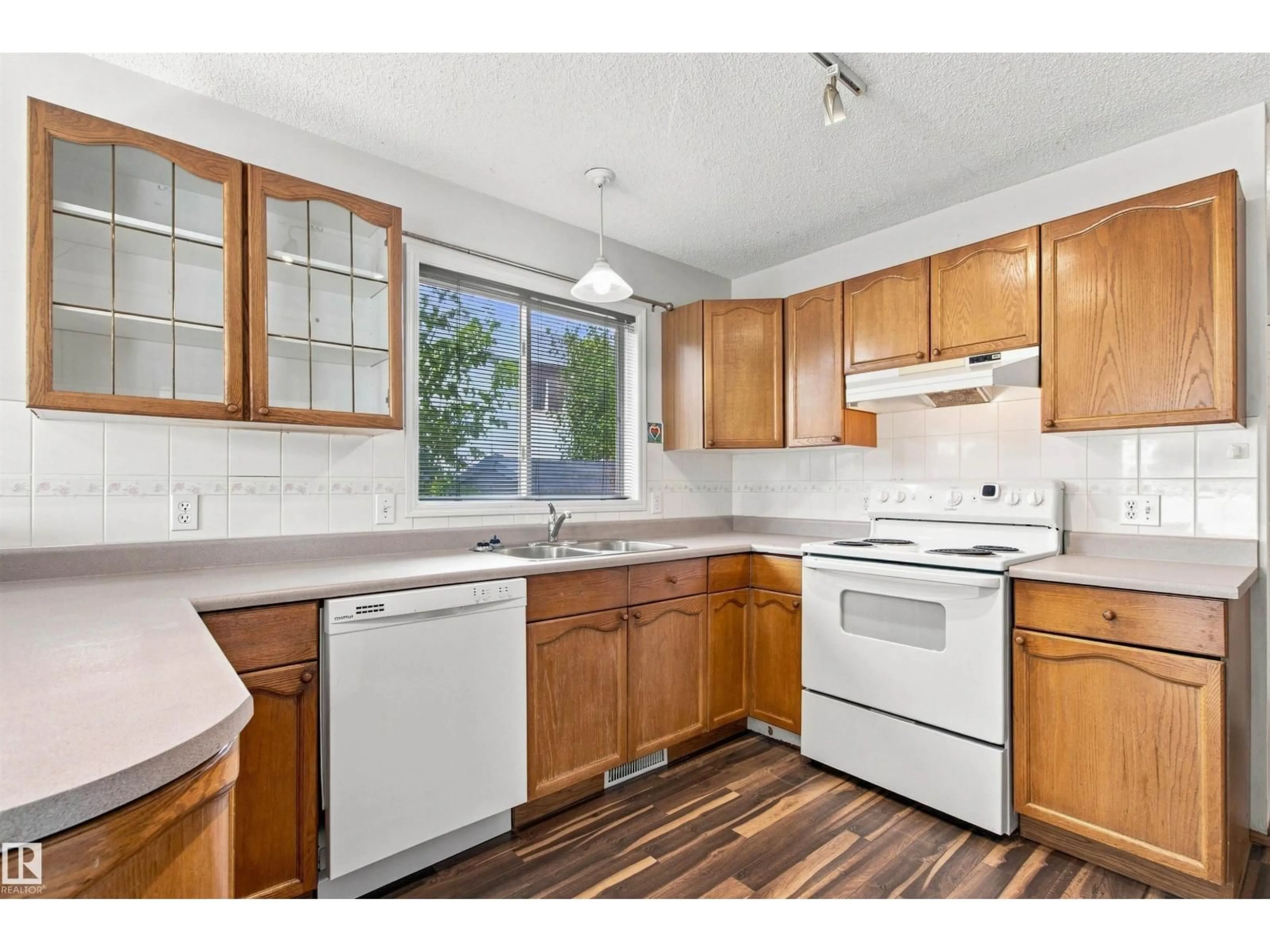 Standard kitchen, unknown for 5 LINDSAY AV, Spruce Grove Alberta T7X3W7