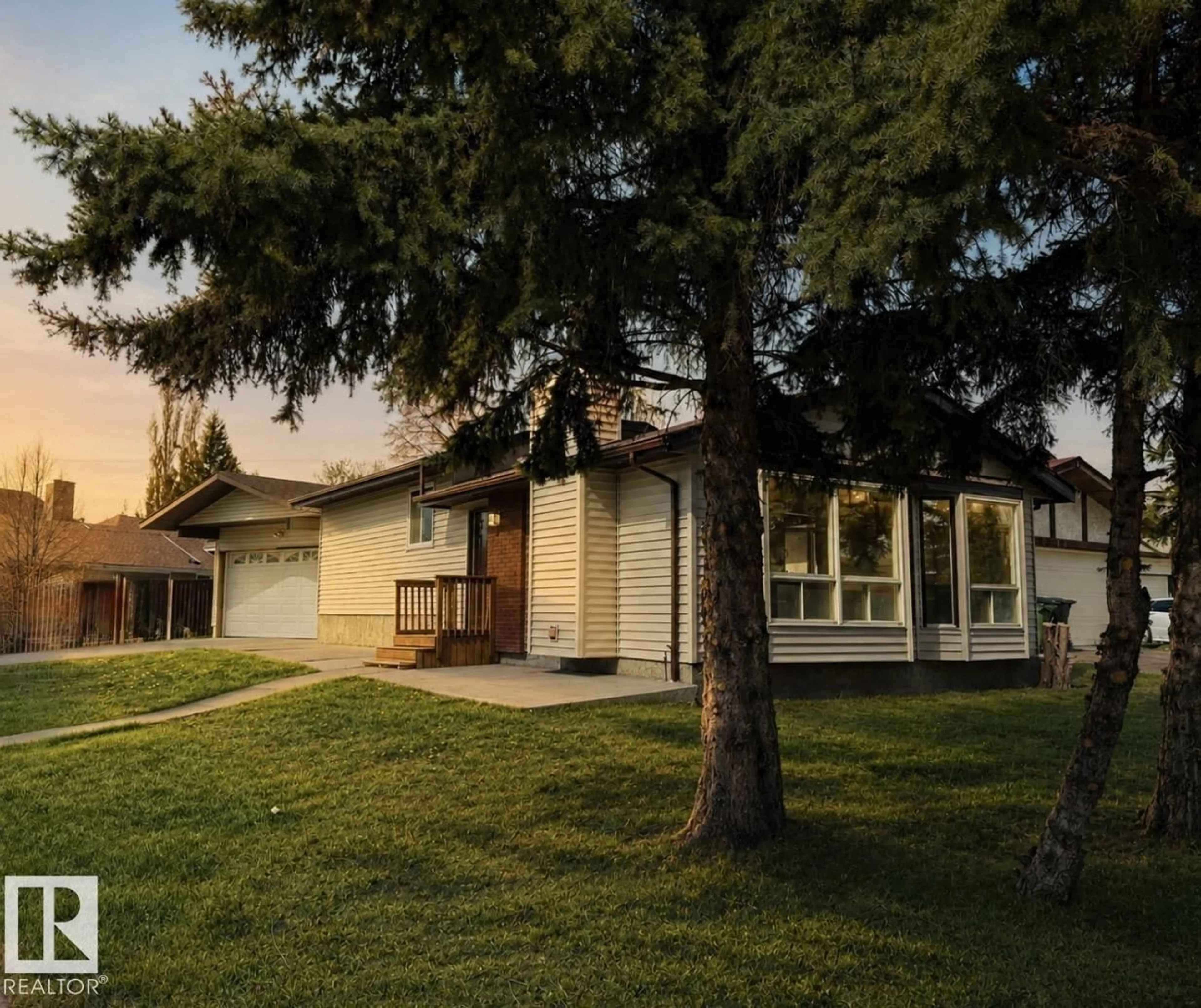 Home with vinyl exterior material, street for 8516 190 ST, Edmonton Alberta T5T4Z9