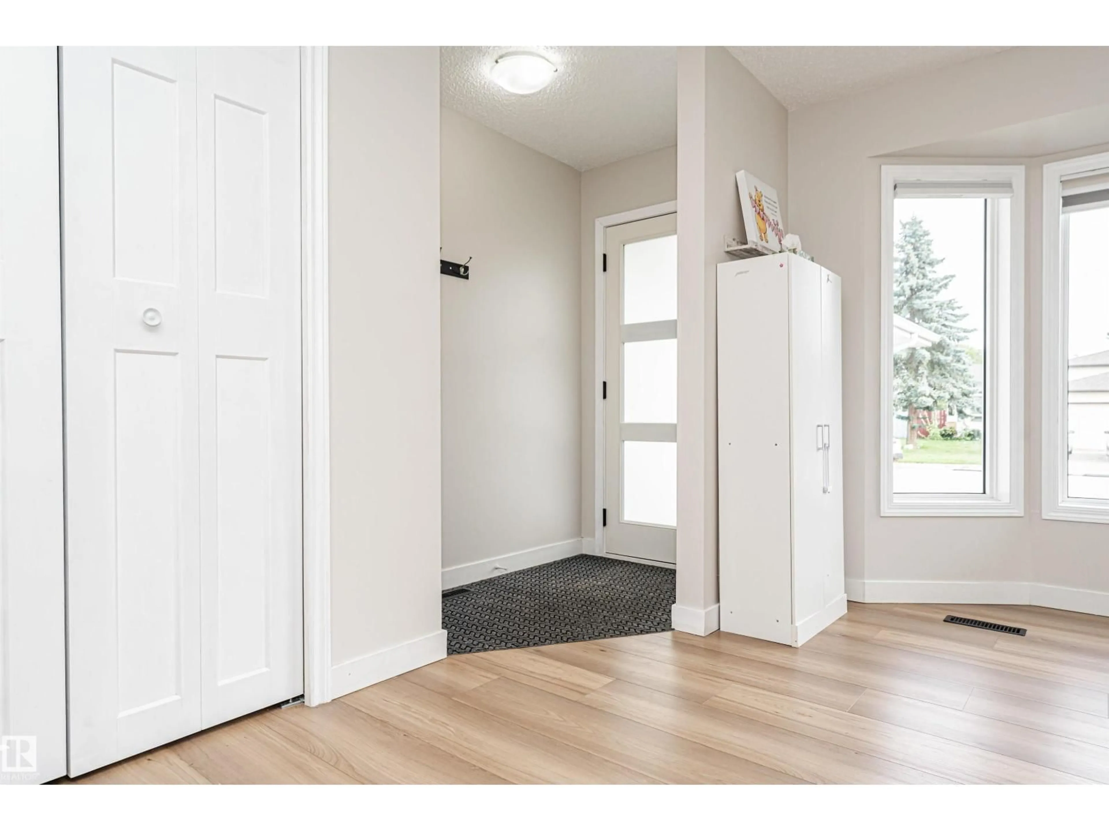 Indoor entryway for 4521 29 AV, Edmonton Alberta T6L4W6