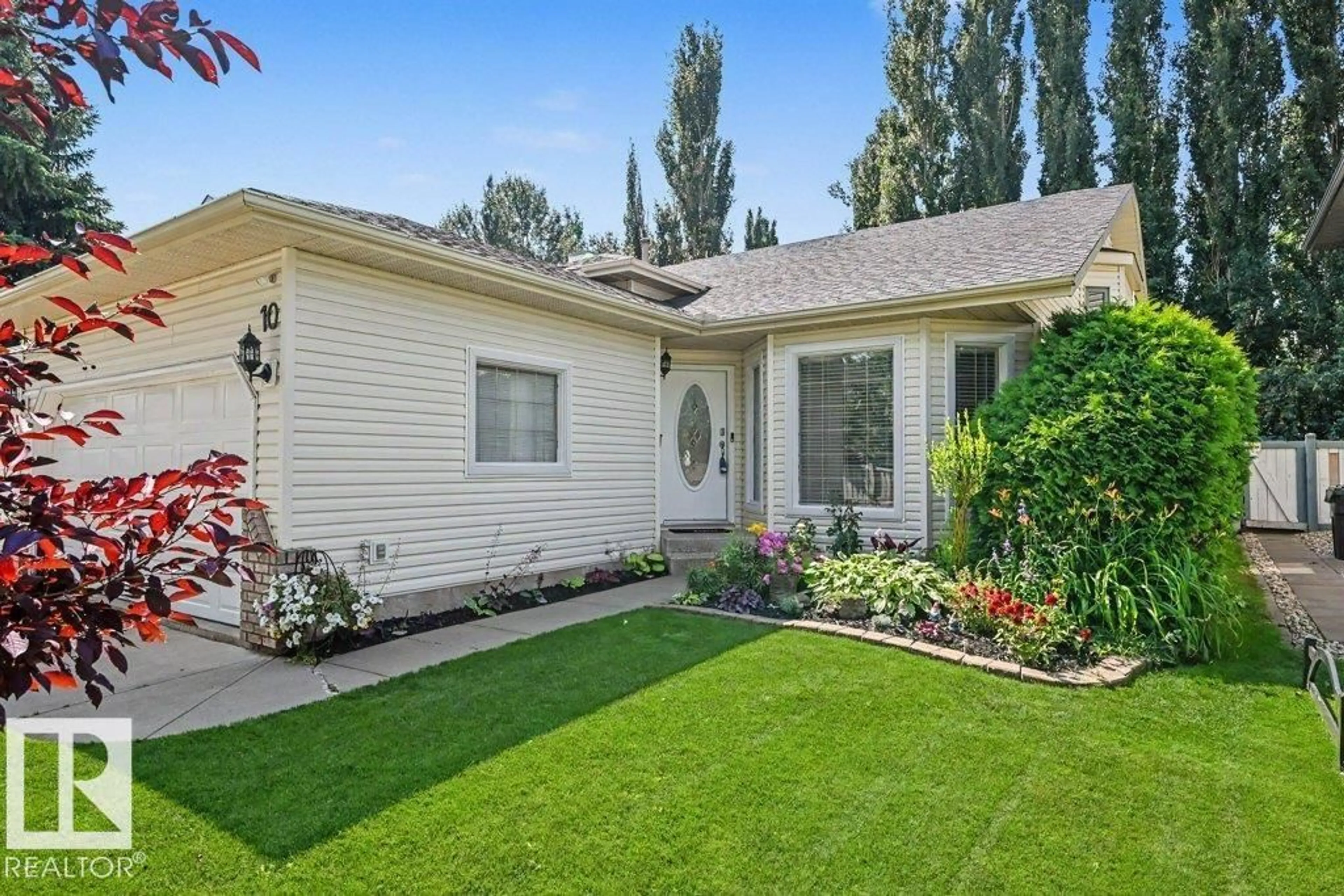 Home with vinyl exterior material, street for 10 OAKRIDGE DR, St. Albert Alberta T8N6C6