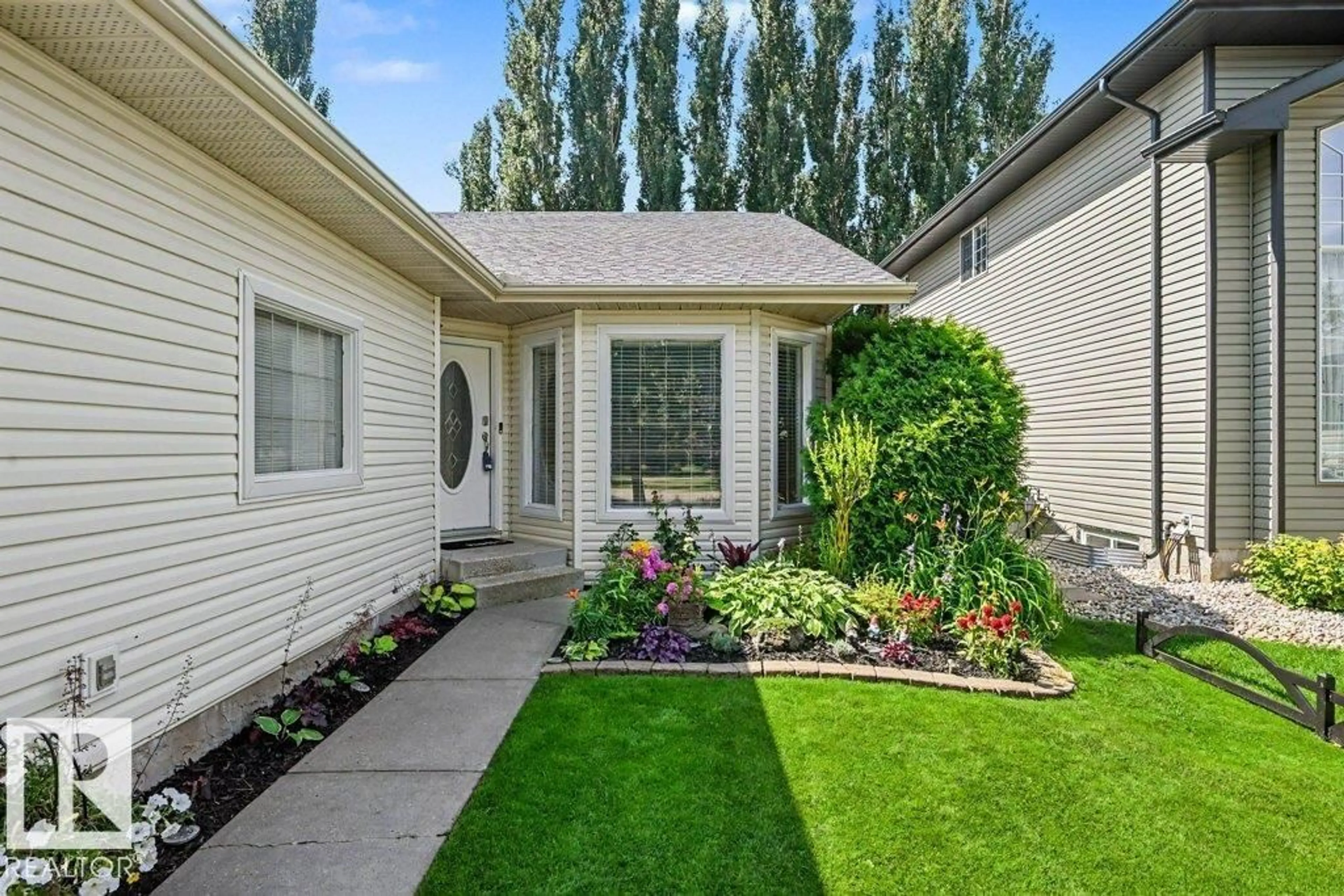 Home with vinyl exterior material, street for 10 OAKRIDGE DR, St. Albert Alberta T8N6C6