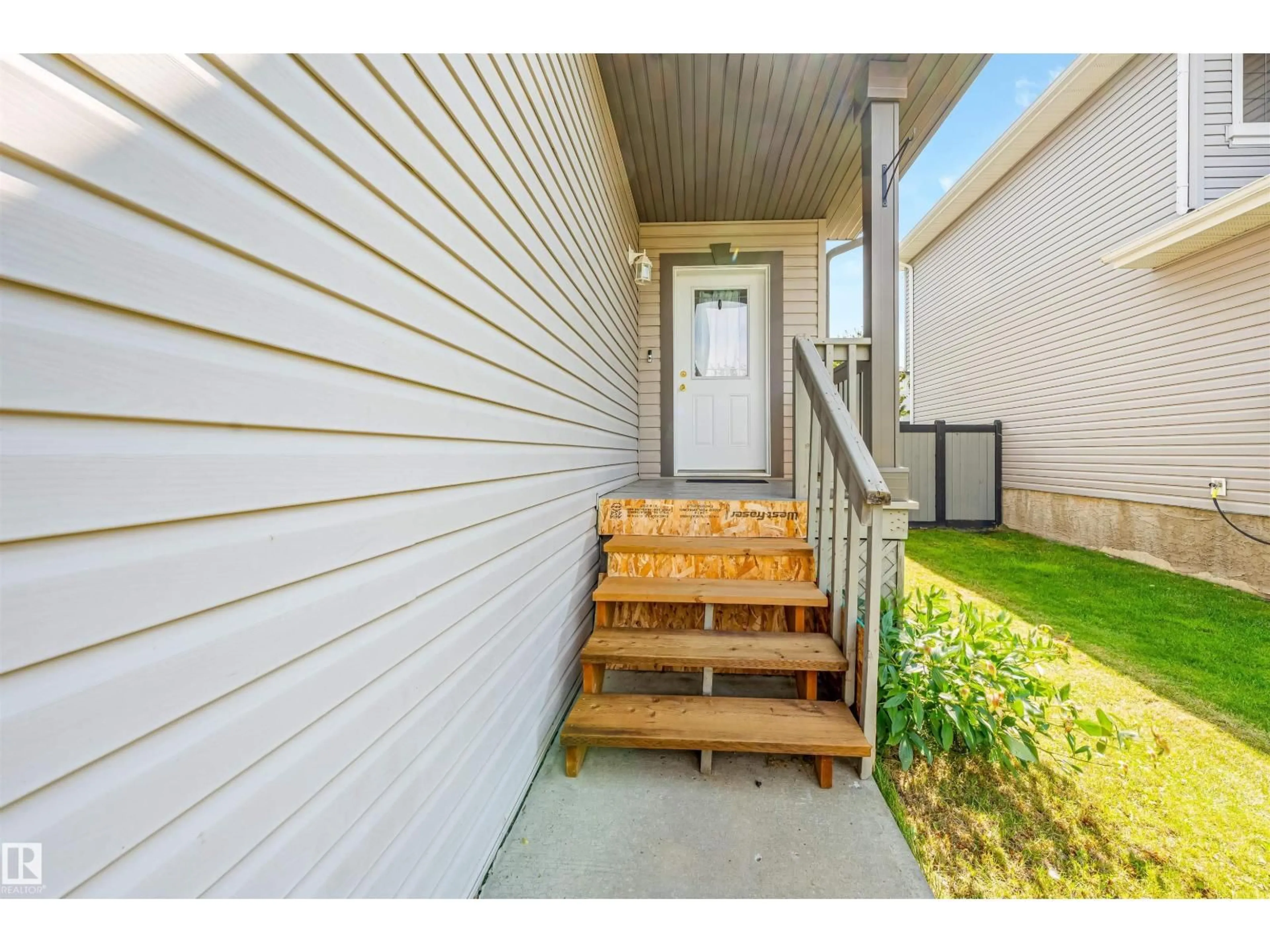 Indoor entryway for 37 BIRCHMONT CR, Leduc Alberta T9E8S5