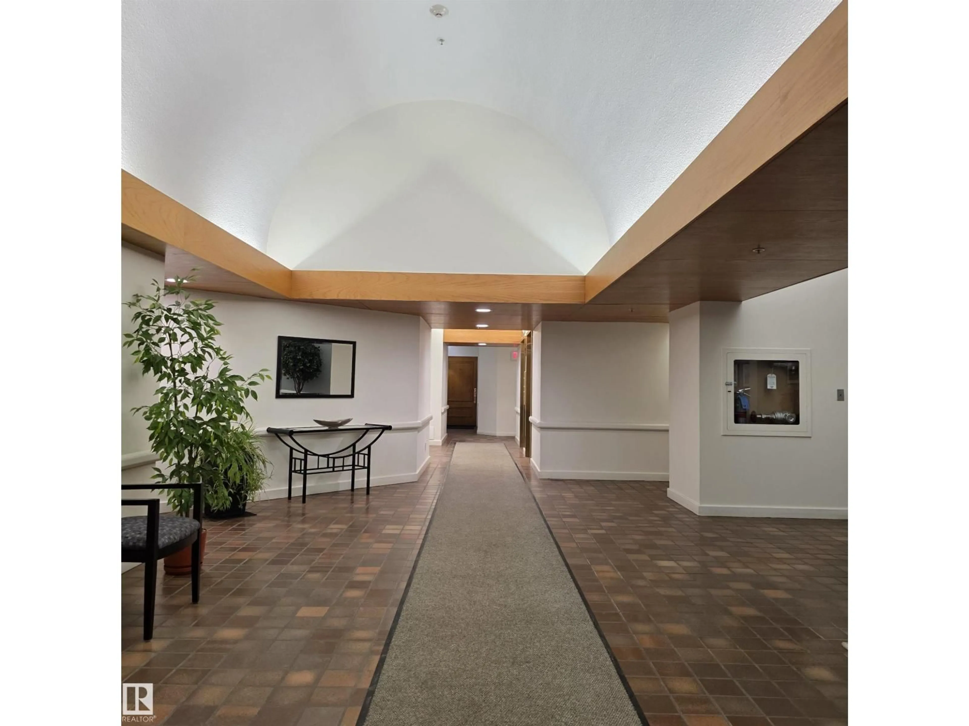 Indoor foyer for #2C - 10050 118 ST, Edmonton Alberta T5K2M8