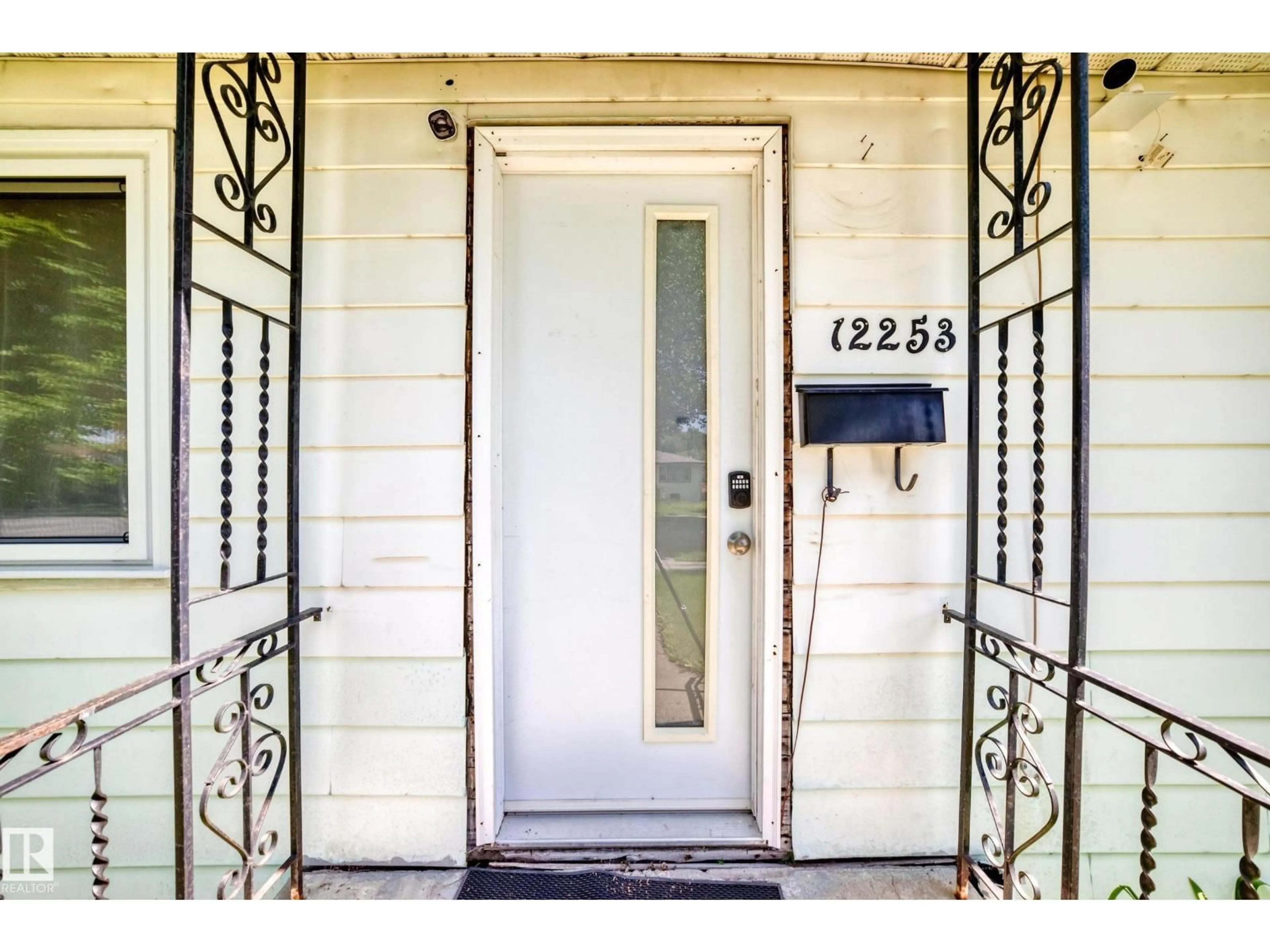 Indoor entryway for 12253 94 ST, Edmonton Alberta T5G1K2