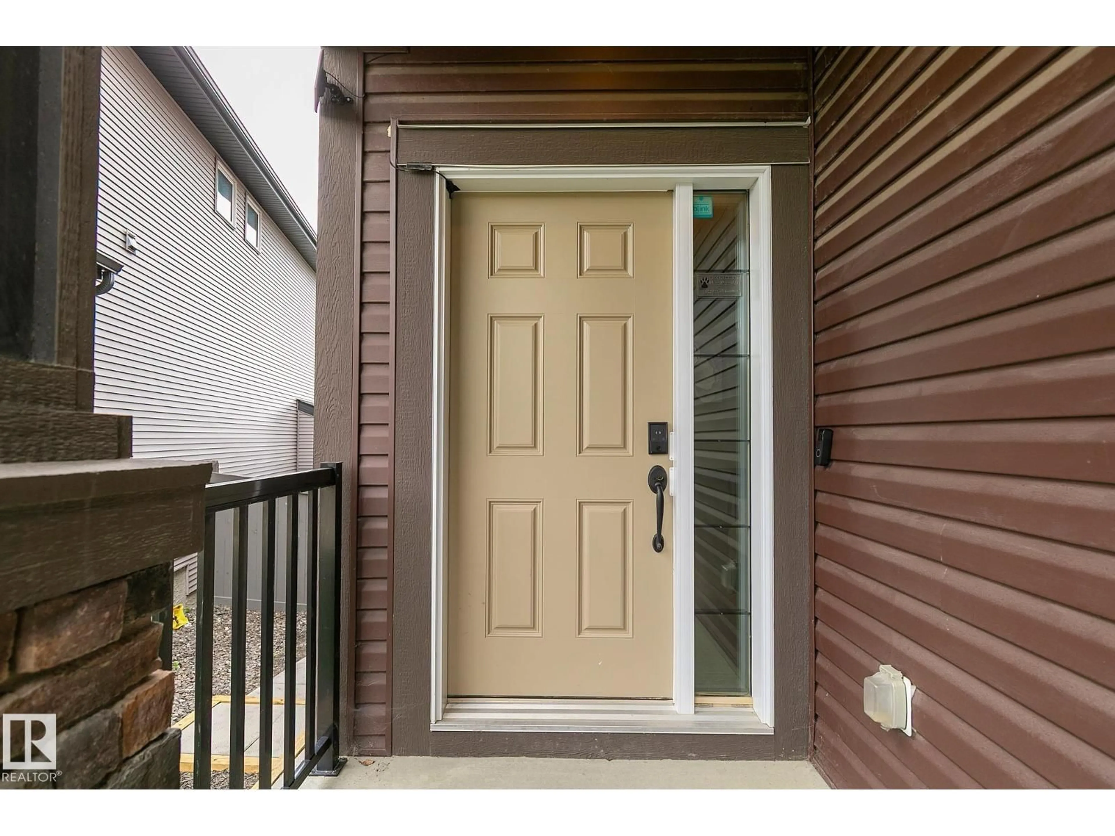 Indoor entryway for 223 HAWKS RIDGE BV, Edmonton Alberta T5S0M1