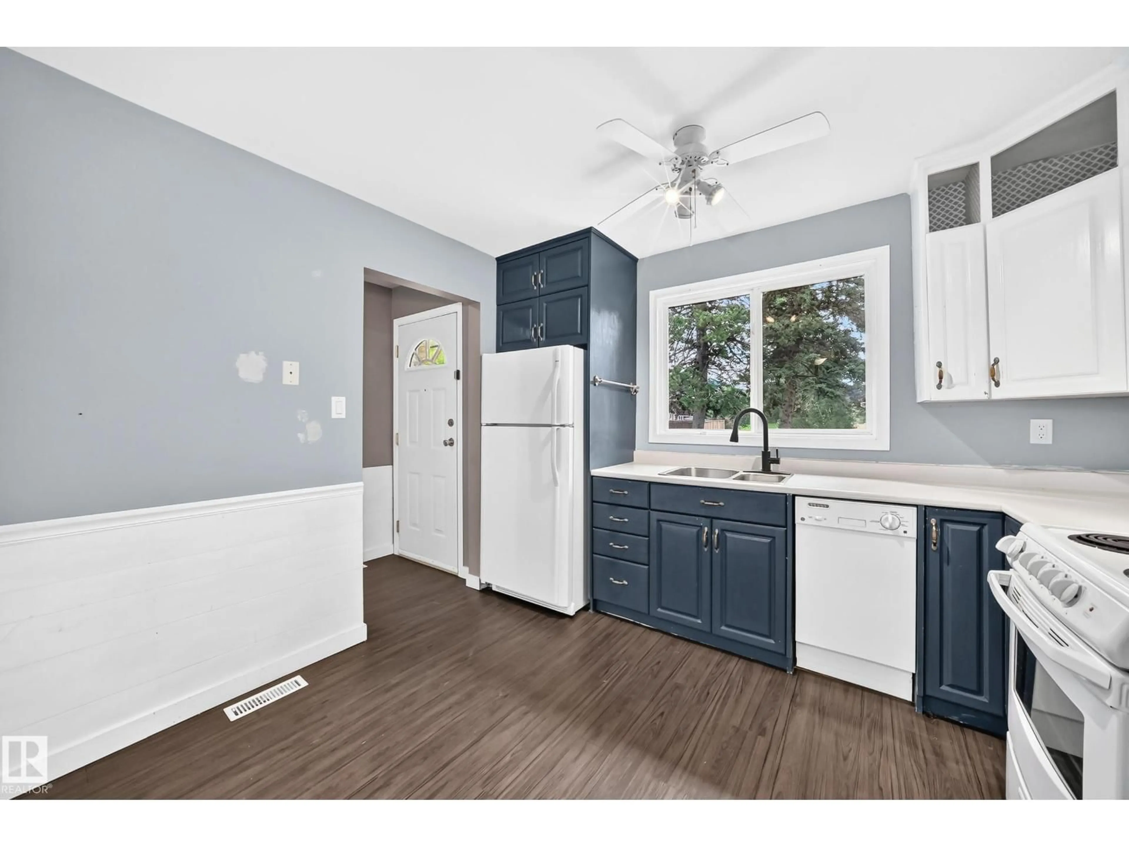 Standard kitchen, unknown for 138 GREAT OA, Sherwood Park Alberta T8A0V8