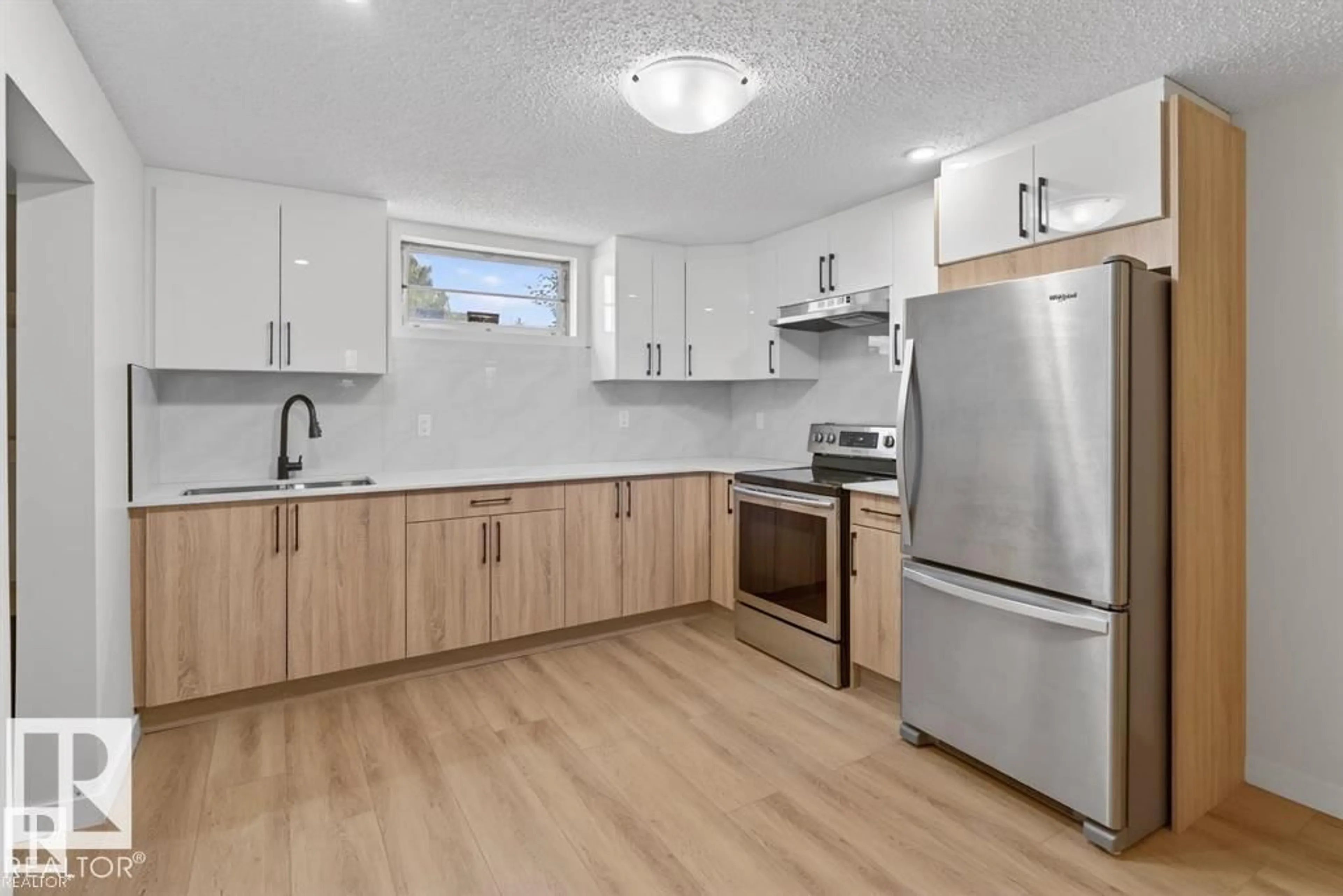 Standard kitchen, wood/laminate floor for NW - 12936 132 ST, Edmonton Alberta T5L1R3