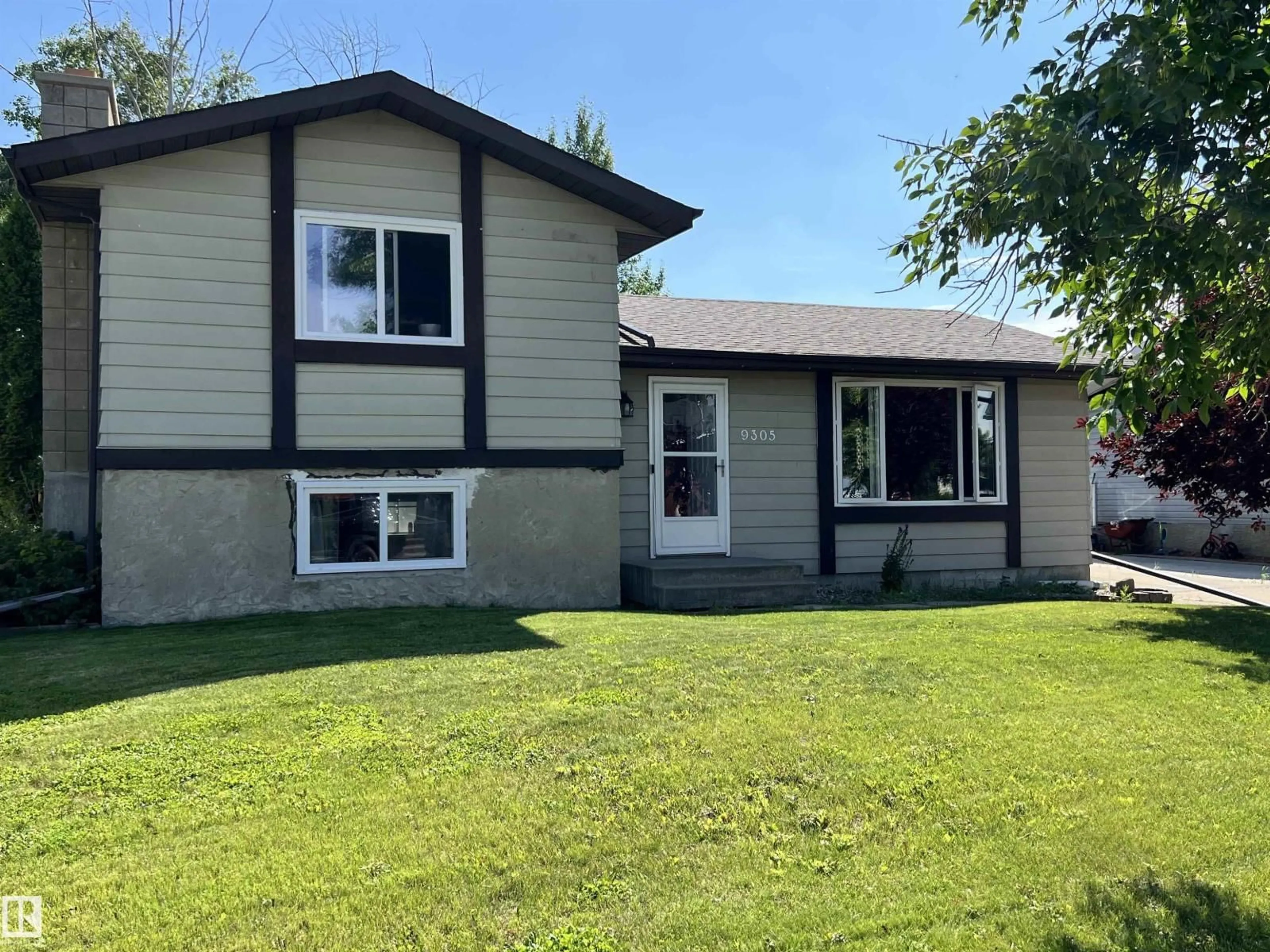Home with vinyl exterior material, street for 9305 97 AV, Morinville Alberta T8R1J2