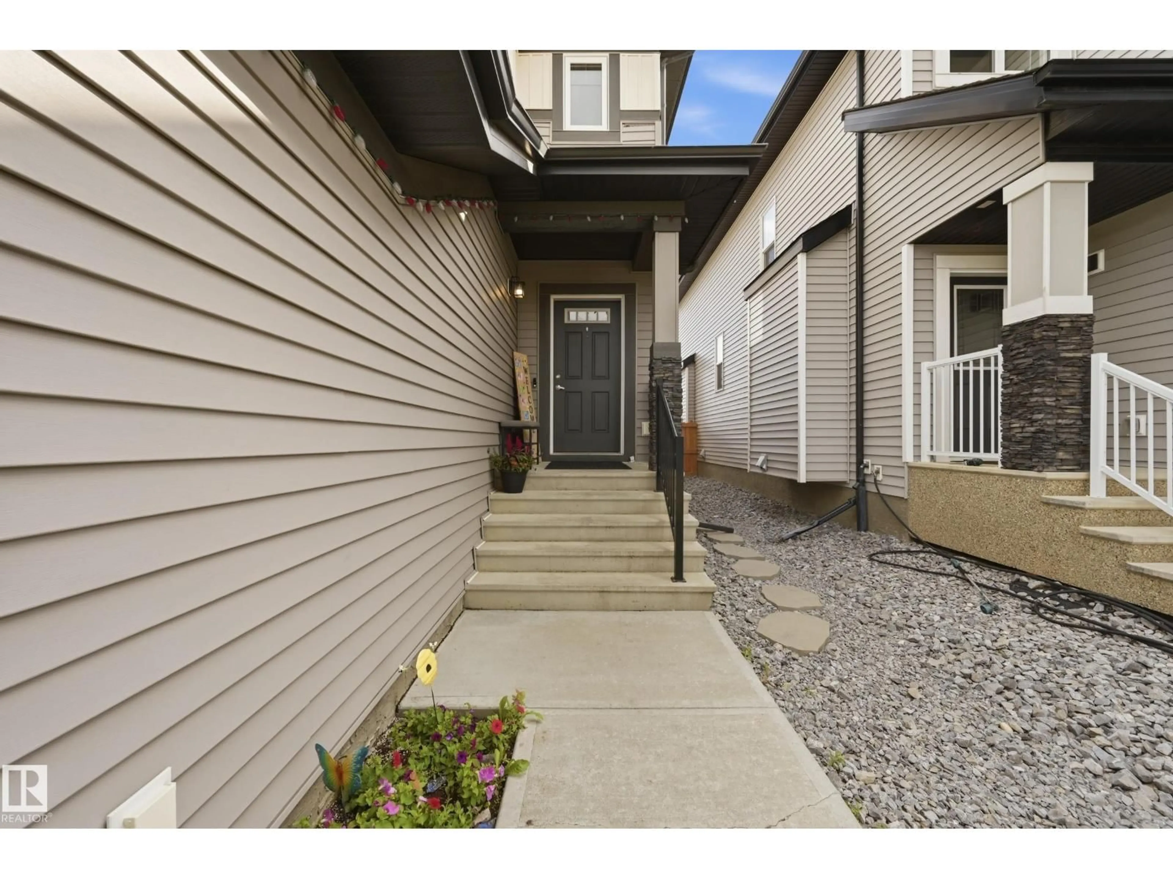 Indoor entryway for 22135 96 AV, Edmonton Alberta T5T7E5