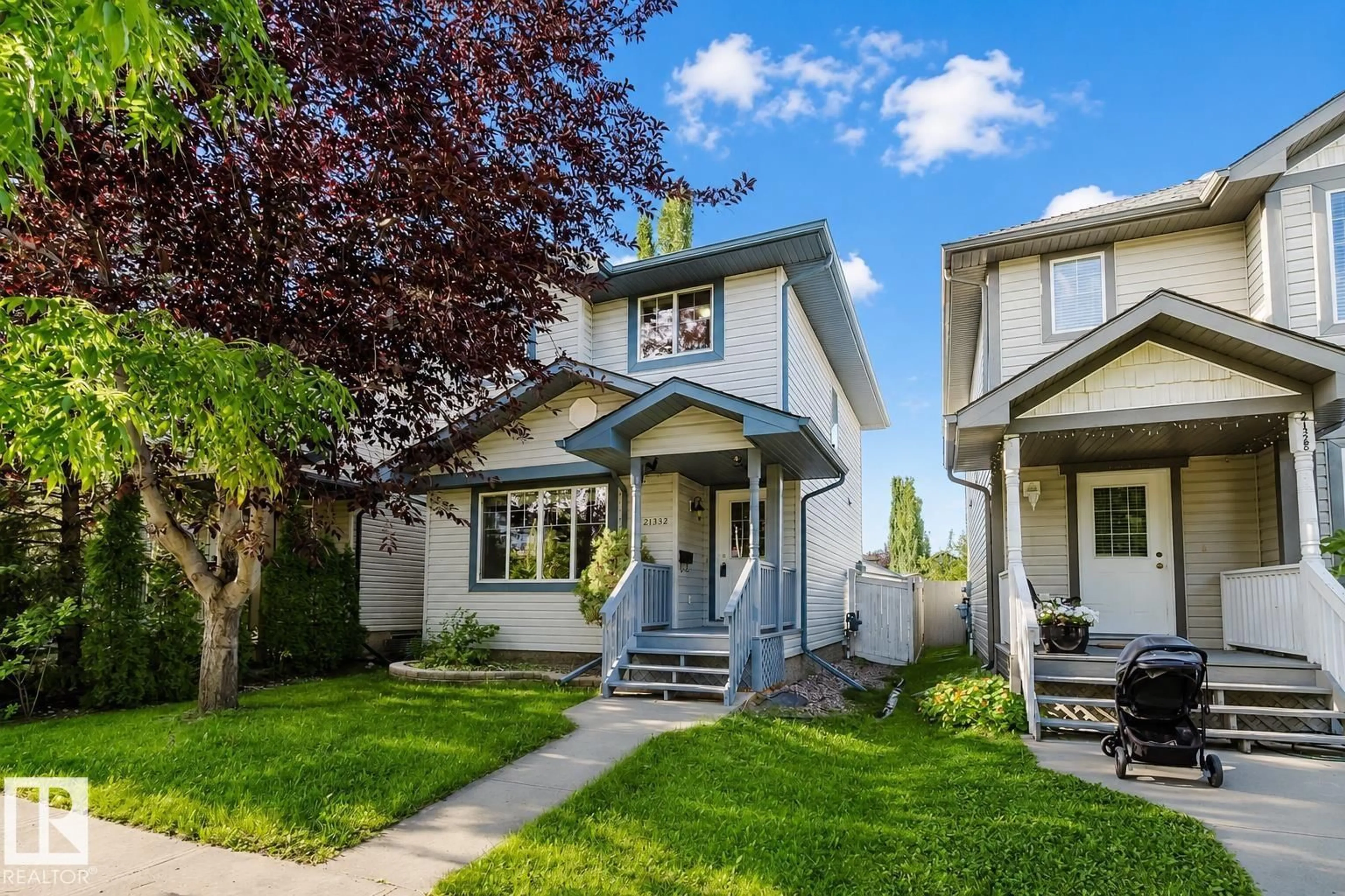 Home with vinyl exterior material, street for 21332 89 AV, Edmonton Alberta T5T6V4