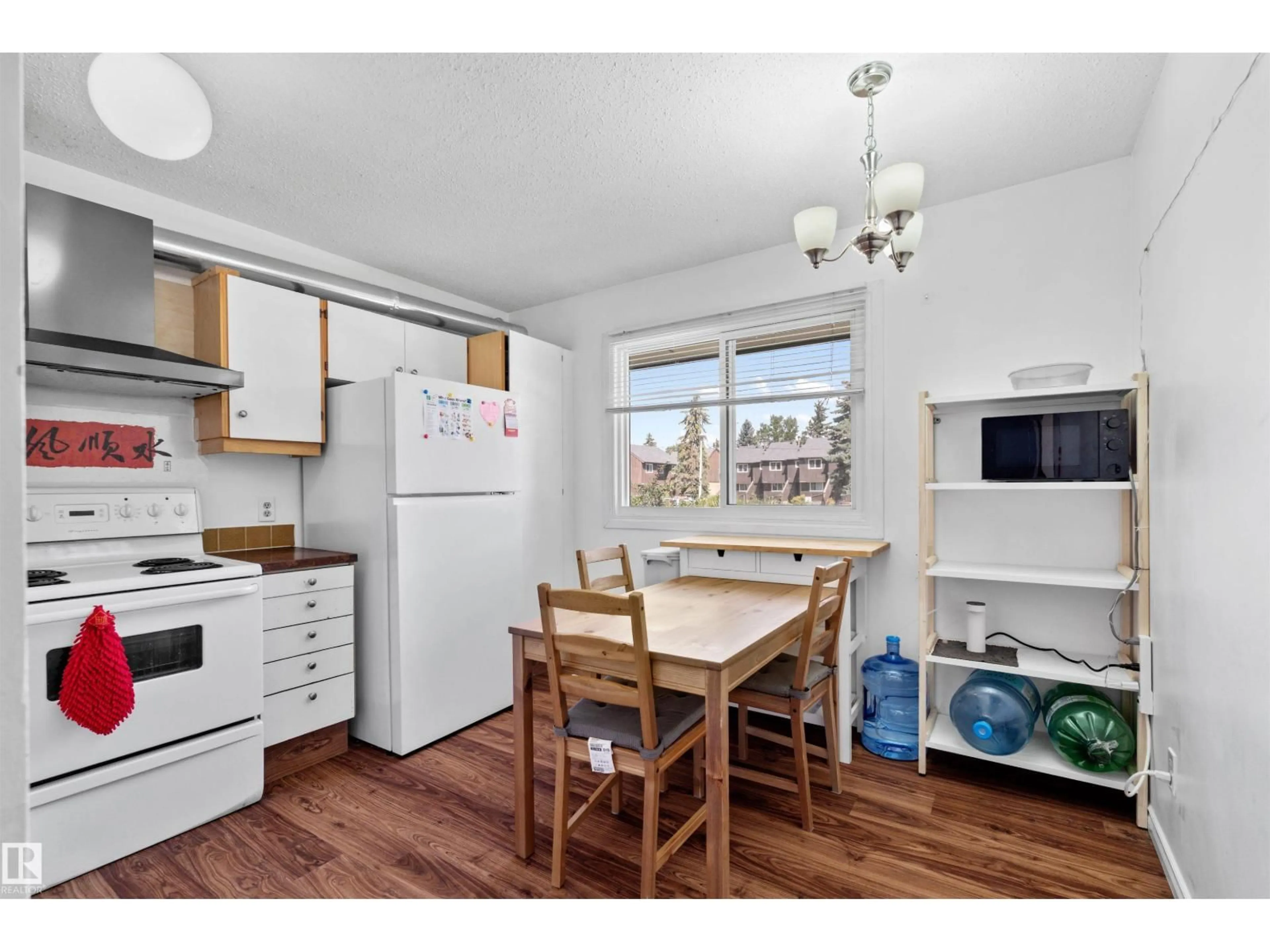 Standard kitchen, wood/laminate floor for NW - 2730 105 ST, Edmonton Alberta T6J4J3