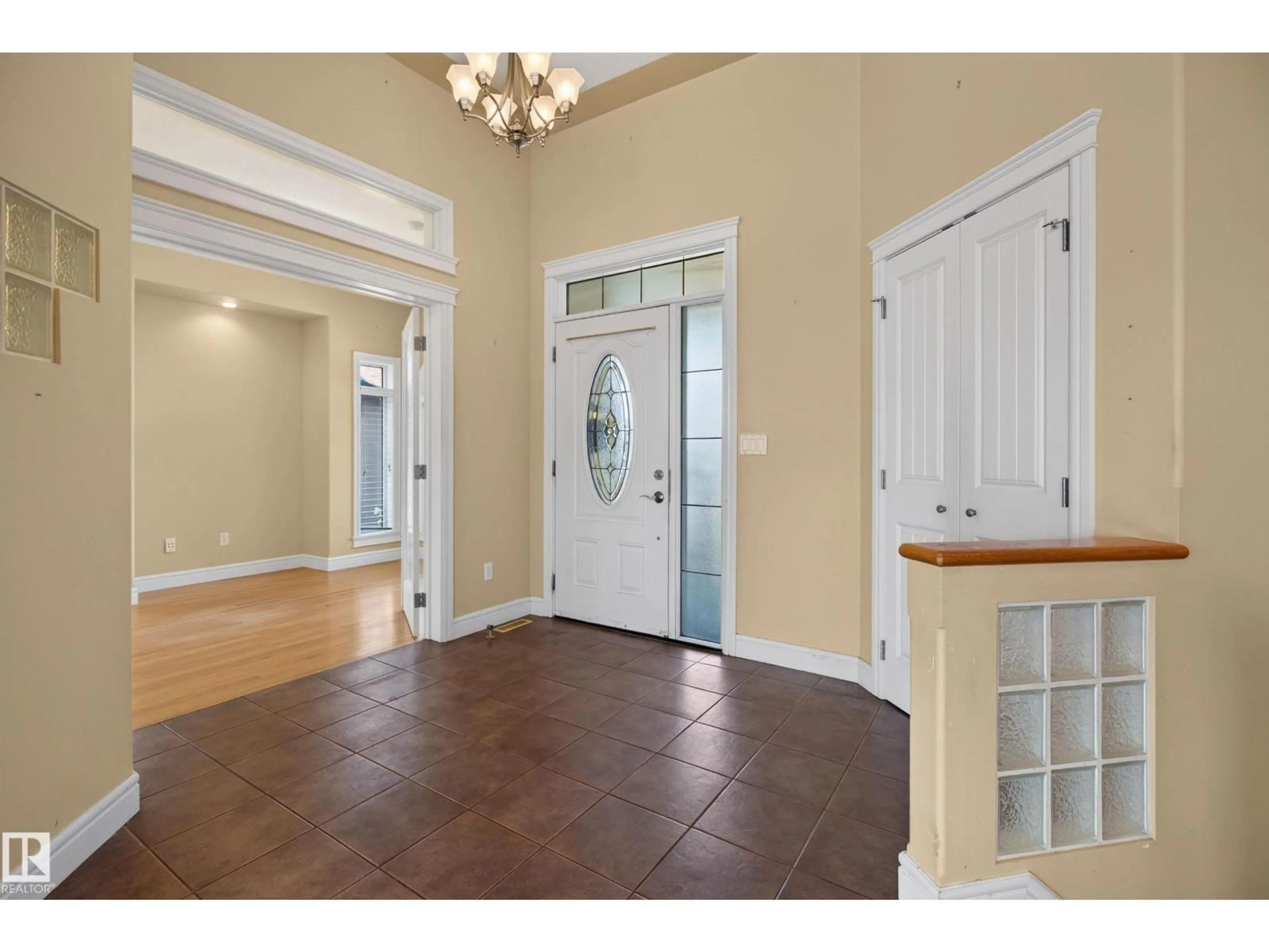 Indoor entryway for 25 NORMANDEAU CR, St. Albert Alberta T8N3C5