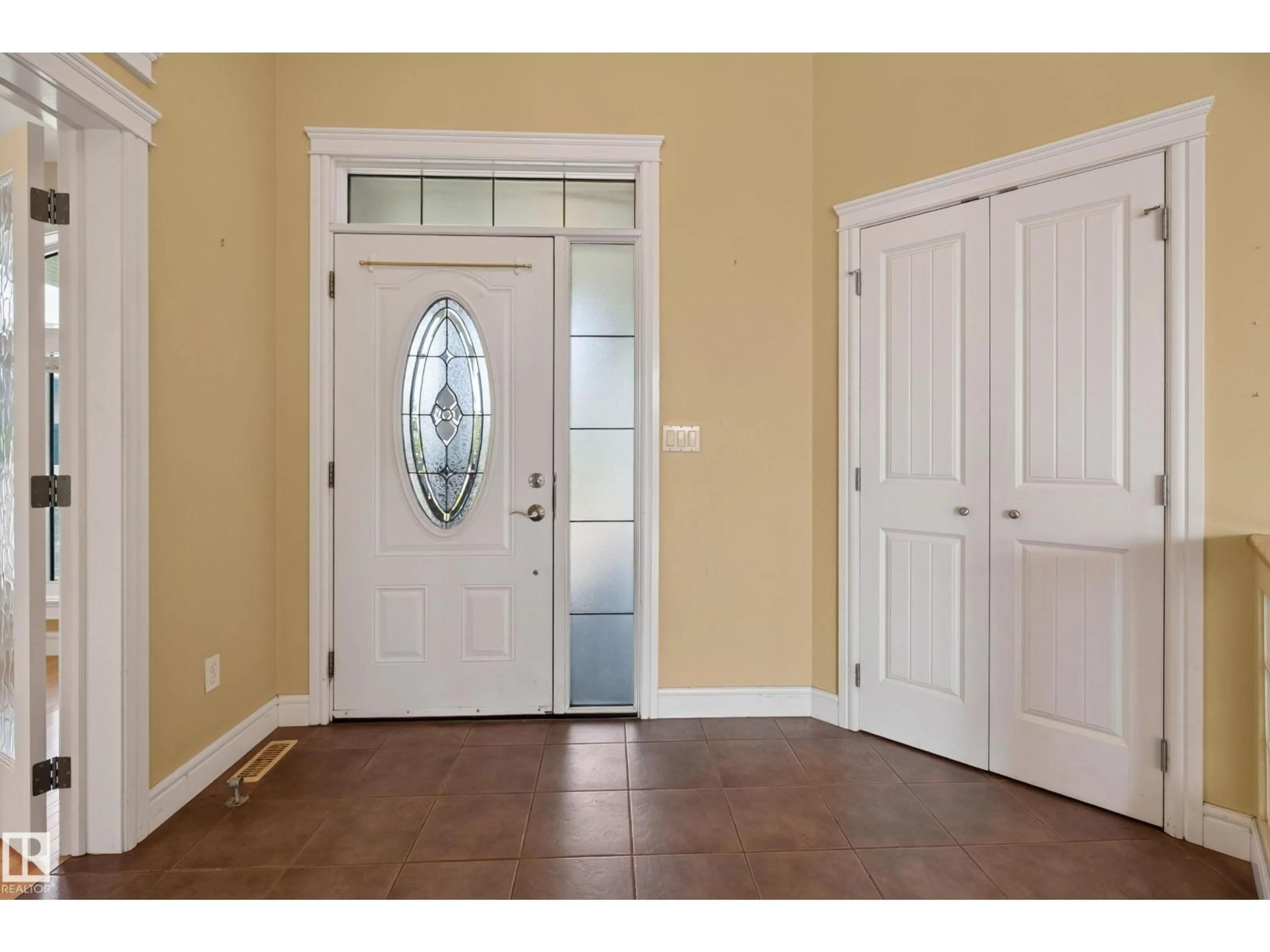 Indoor entryway for 25 NORMANDEAU CR, St. Albert Alberta T8N3C5
