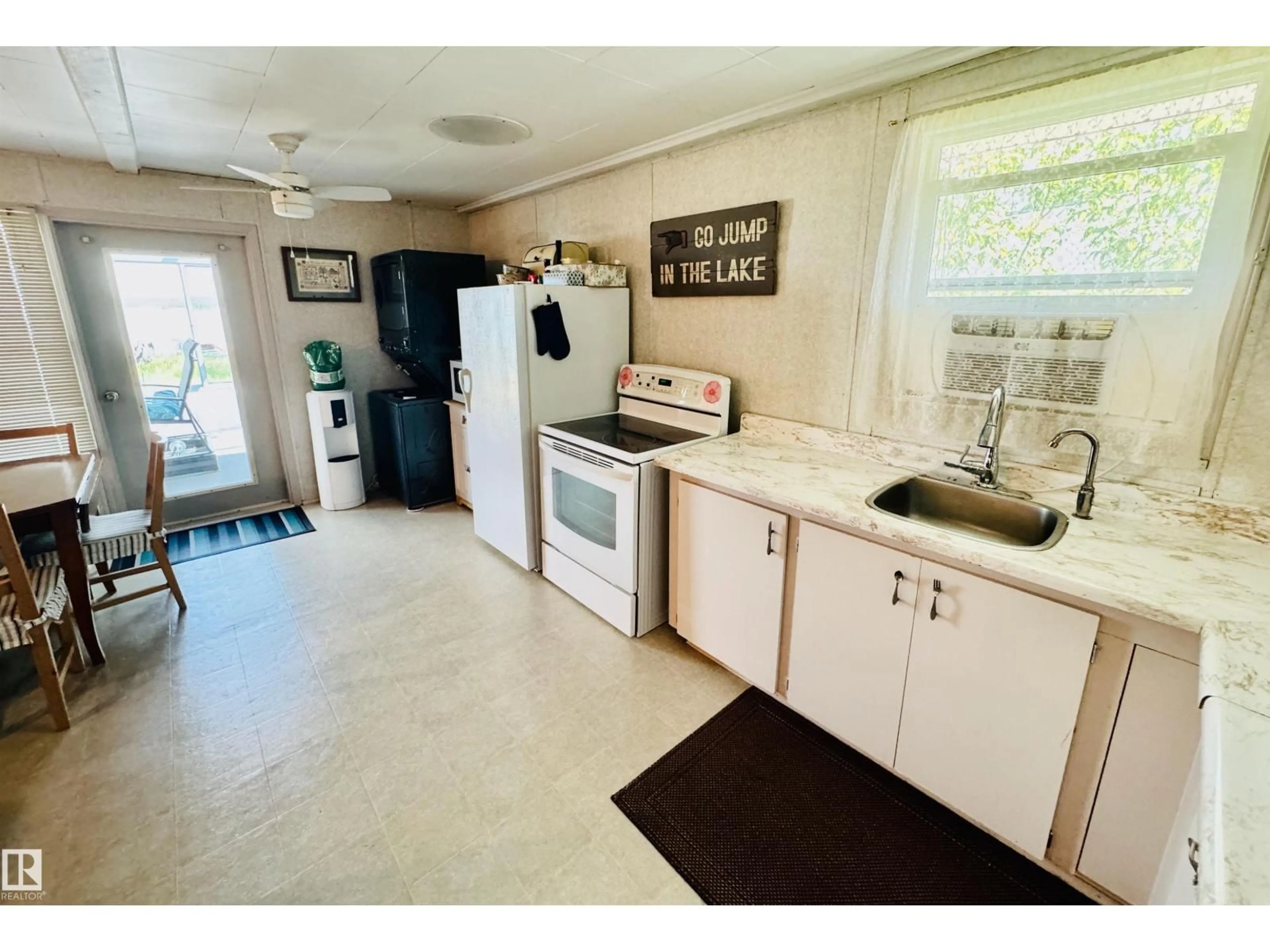 Standard kitchen, ceramic/tile floor for 152 TWP RD 604 TWP RD, Rural St. Paul County Alberta T0A3A0