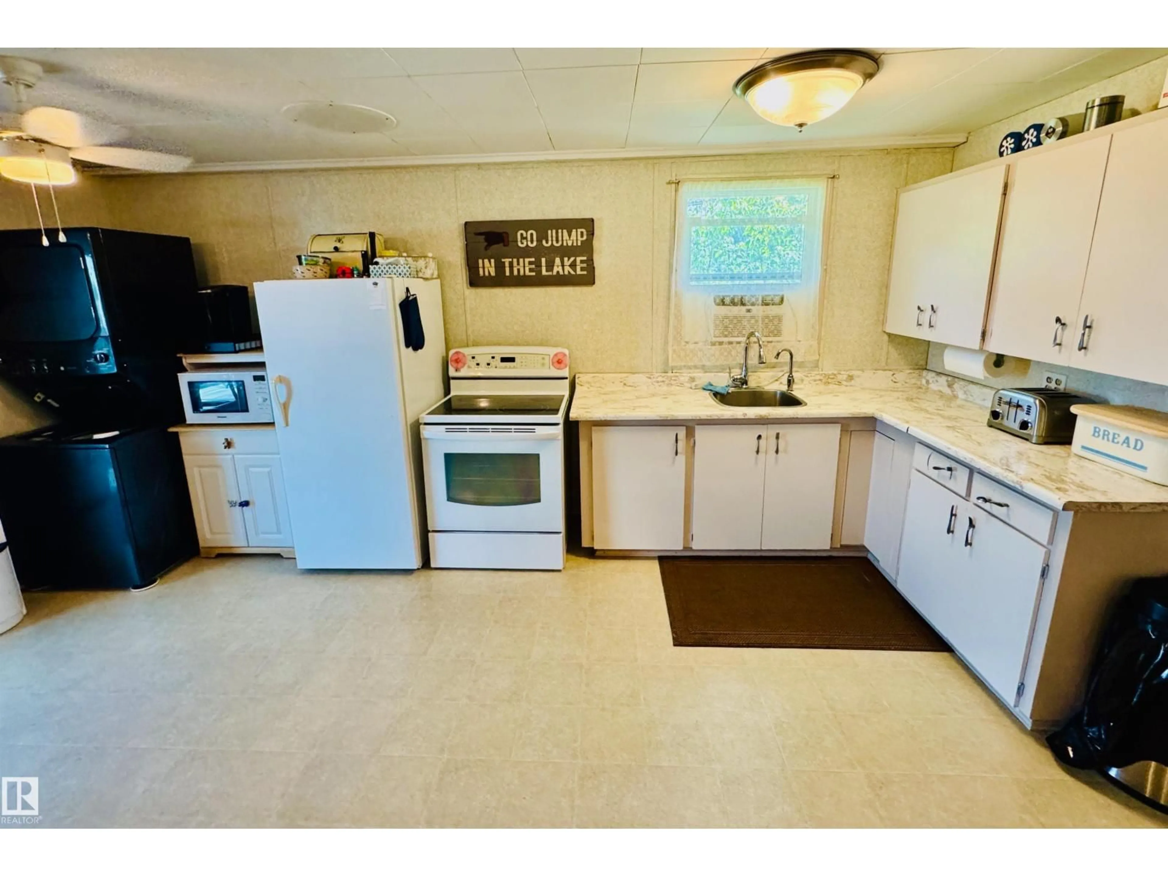 Standard kitchen, ceramic/tile floor for 152 TWP RD 604 TWP RD, Rural St. Paul County Alberta T0A3A0