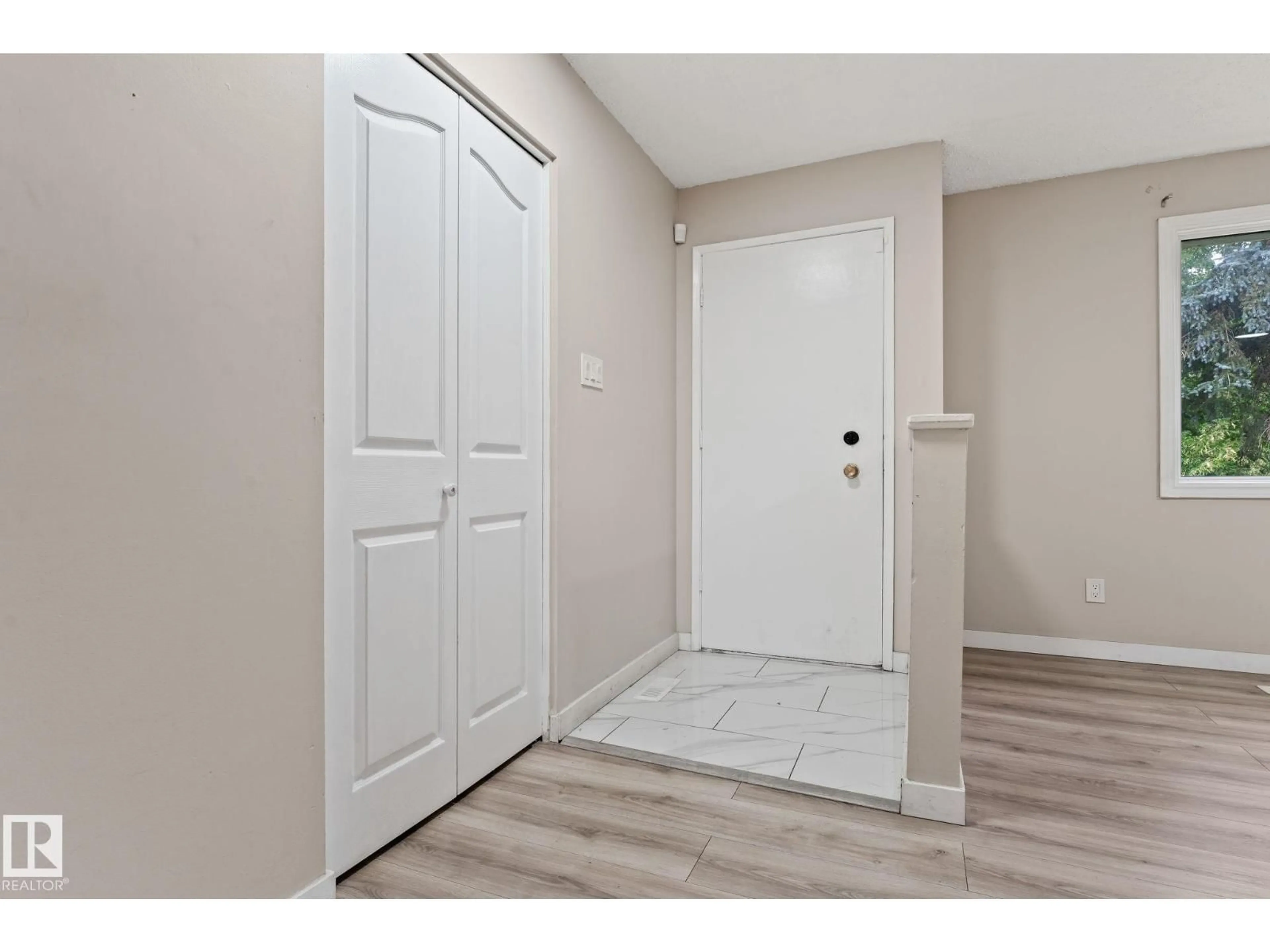 Indoor entryway for 363 KNOTTWOOD RD, Edmonton Alberta T6K2G4