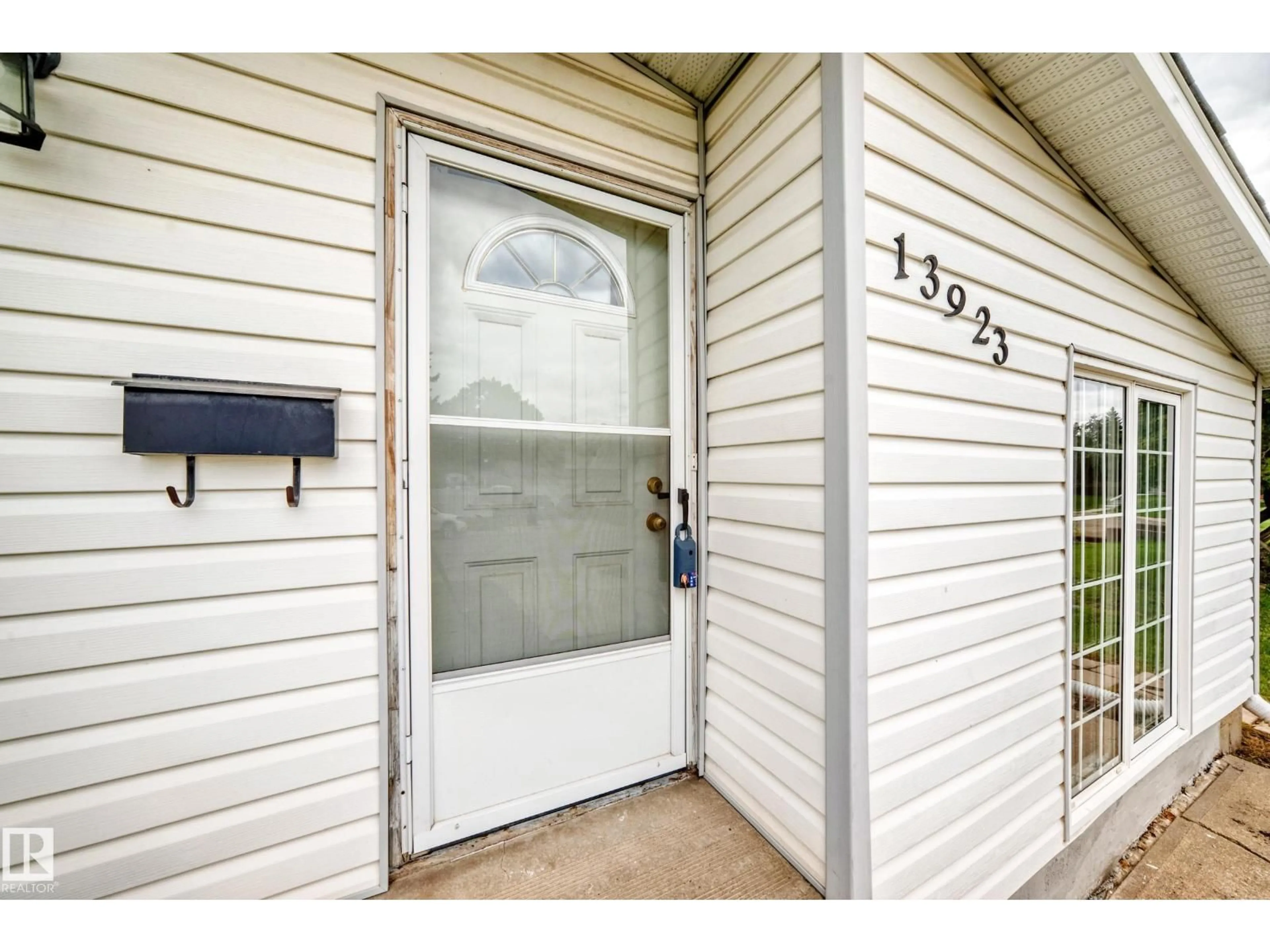 Indoor entryway for 13923 70 ST, Edmonton Alberta T5C0L1