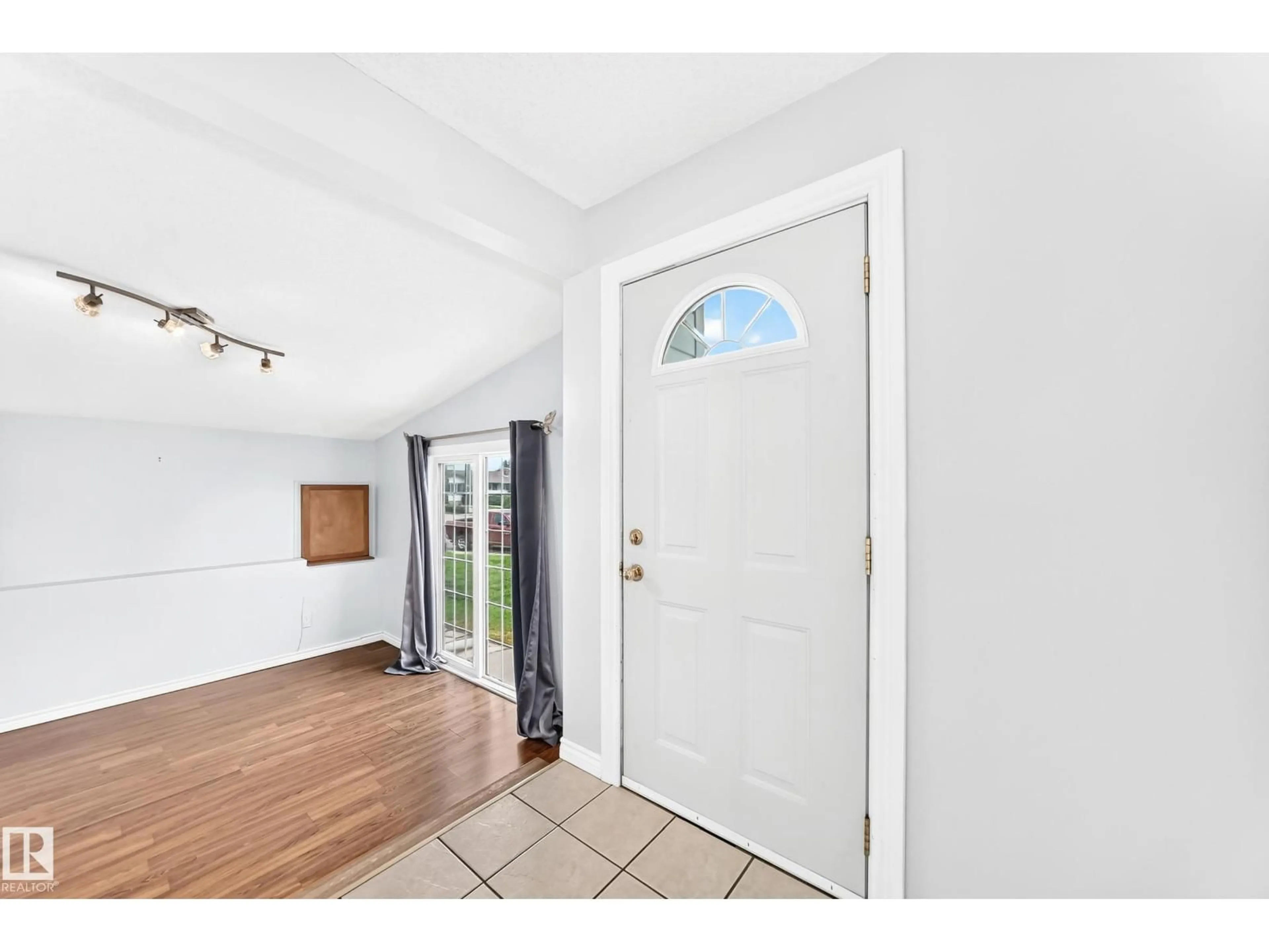 Indoor entryway for 13923 70 ST, Edmonton Alberta T5C0L1