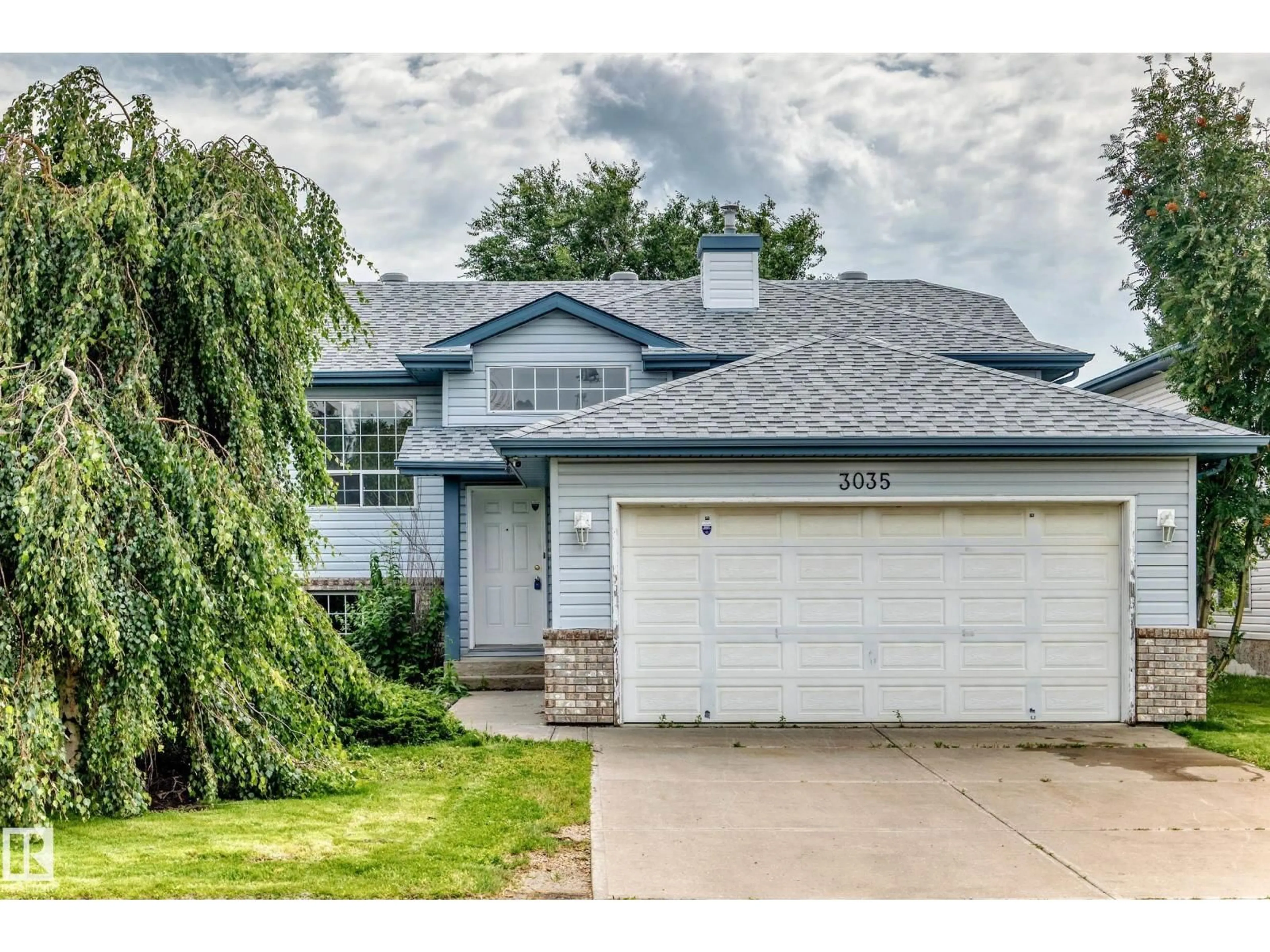 Home with vinyl exterior material, street for 3035 134 AV, Edmonton Alberta T5A5C3