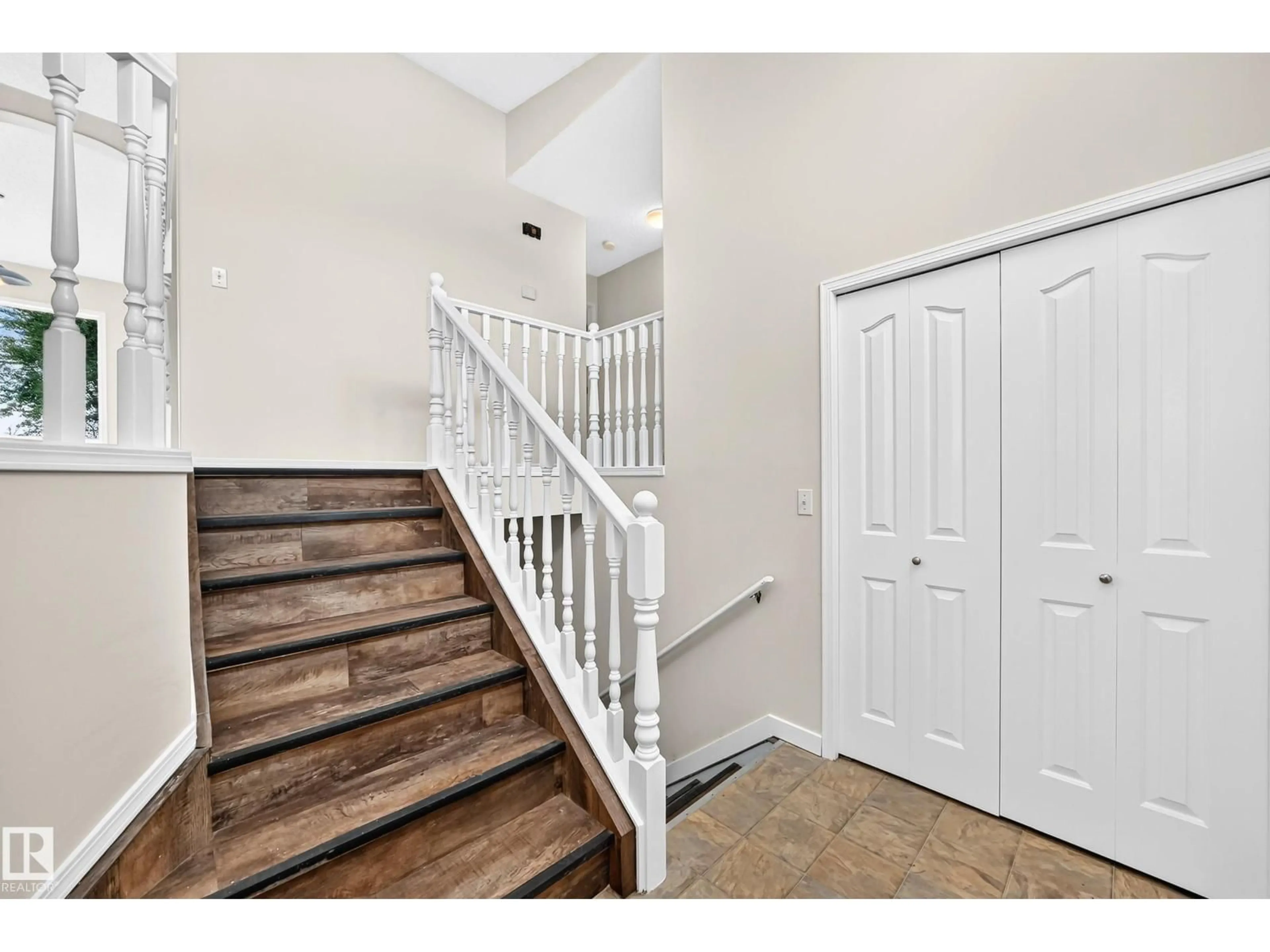 Indoor entryway for 3035 134 AV, Edmonton Alberta T5A5C3