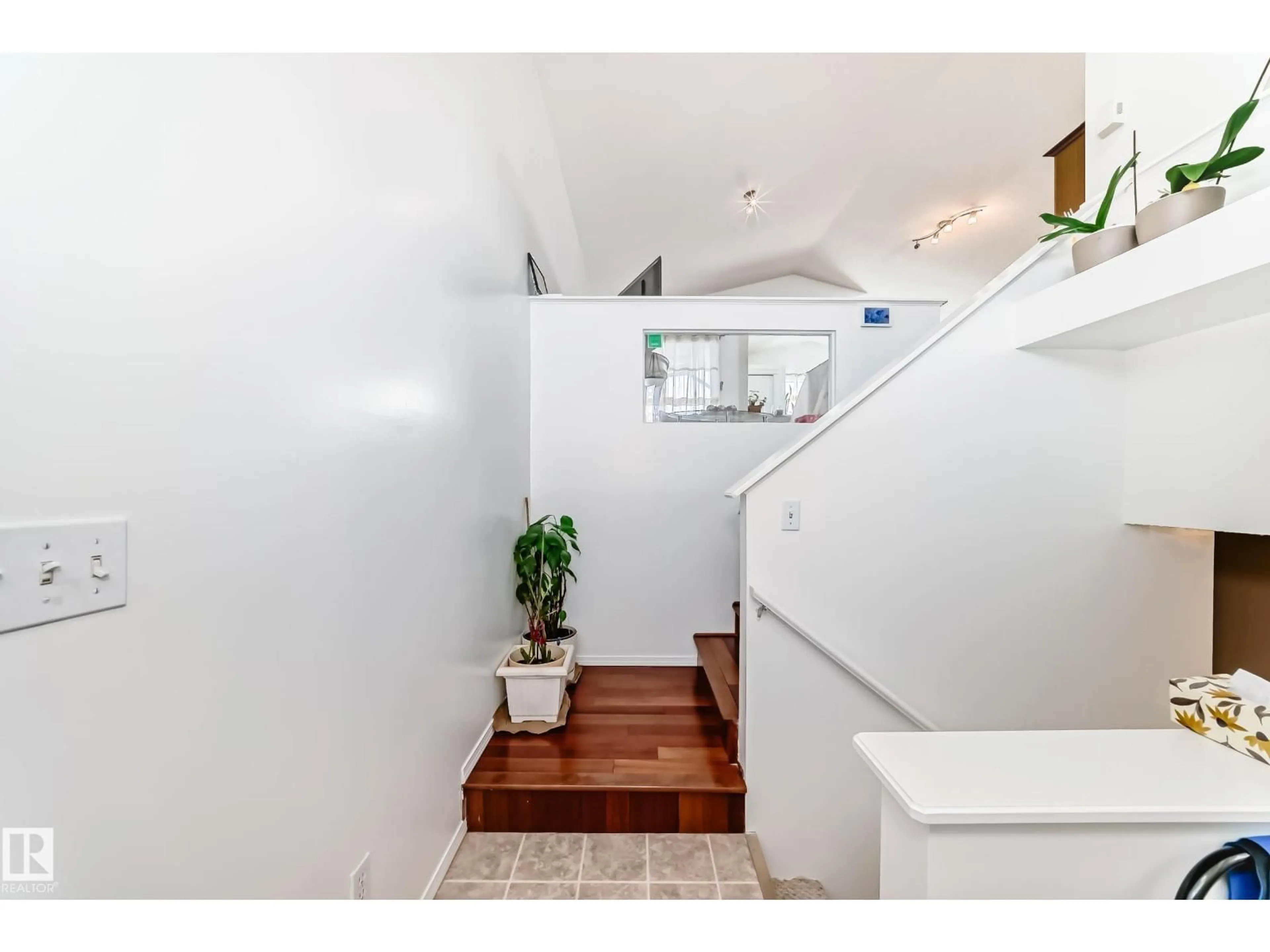 Indoor foyer for NW - 15112 139 ST, Edmonton Alberta T6V1T7