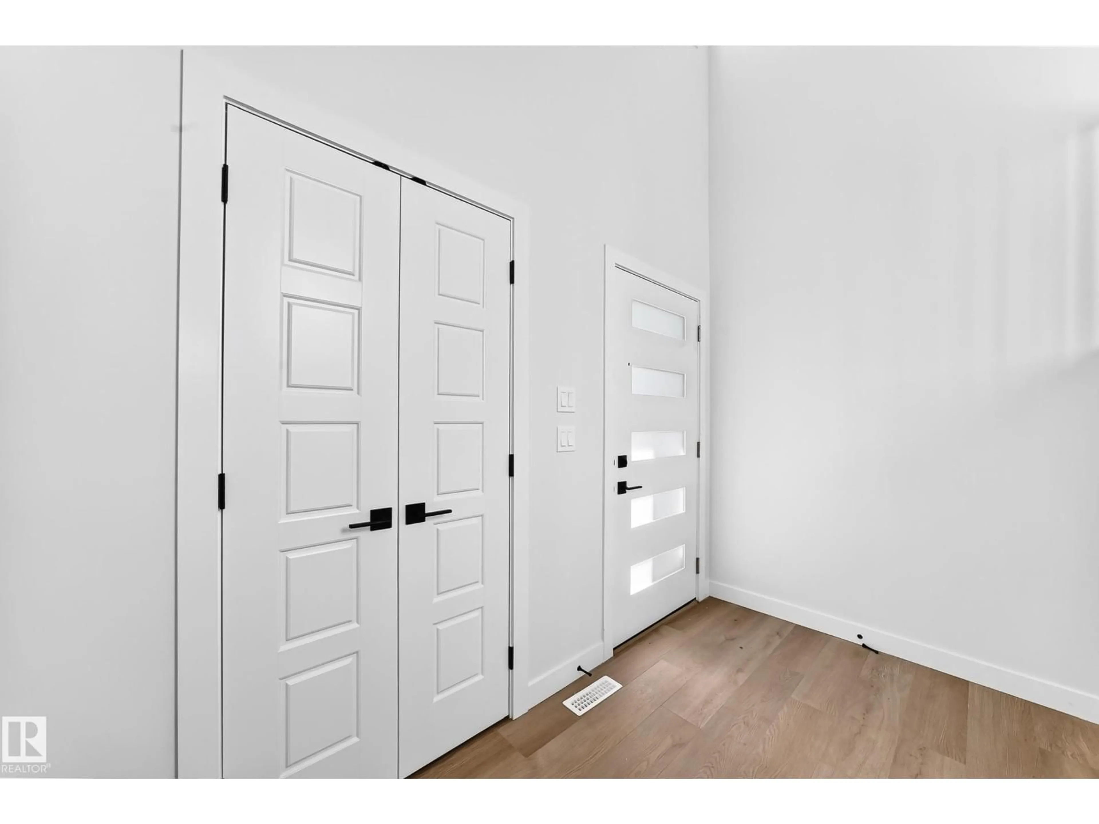 Indoor entryway for 102 WAVERLY WY, Fort Saskatchewan Alberta T8L4H1