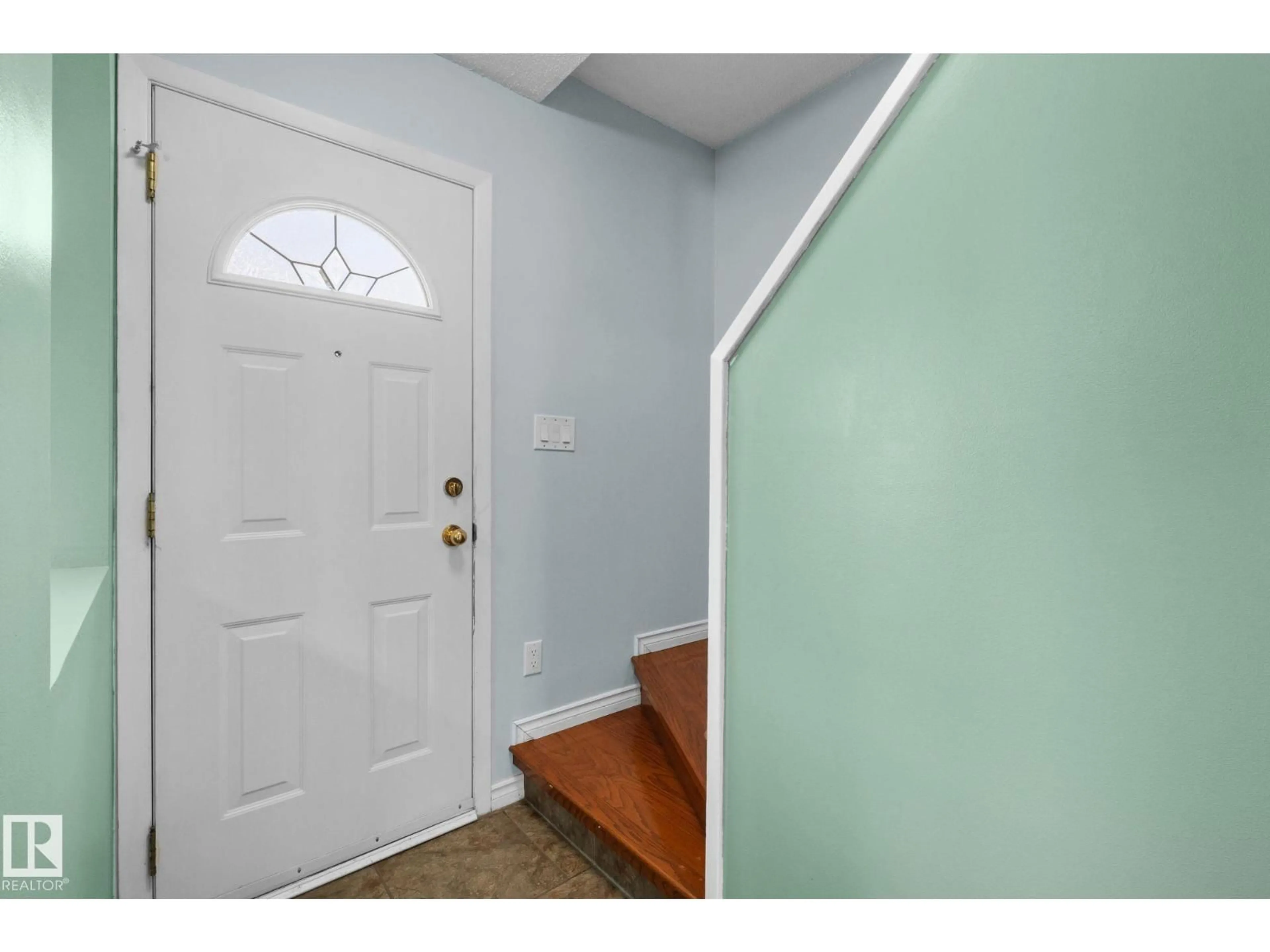 Indoor entryway for 152 WOODSTOCK NW, Edmonton Alberta T5T0H6