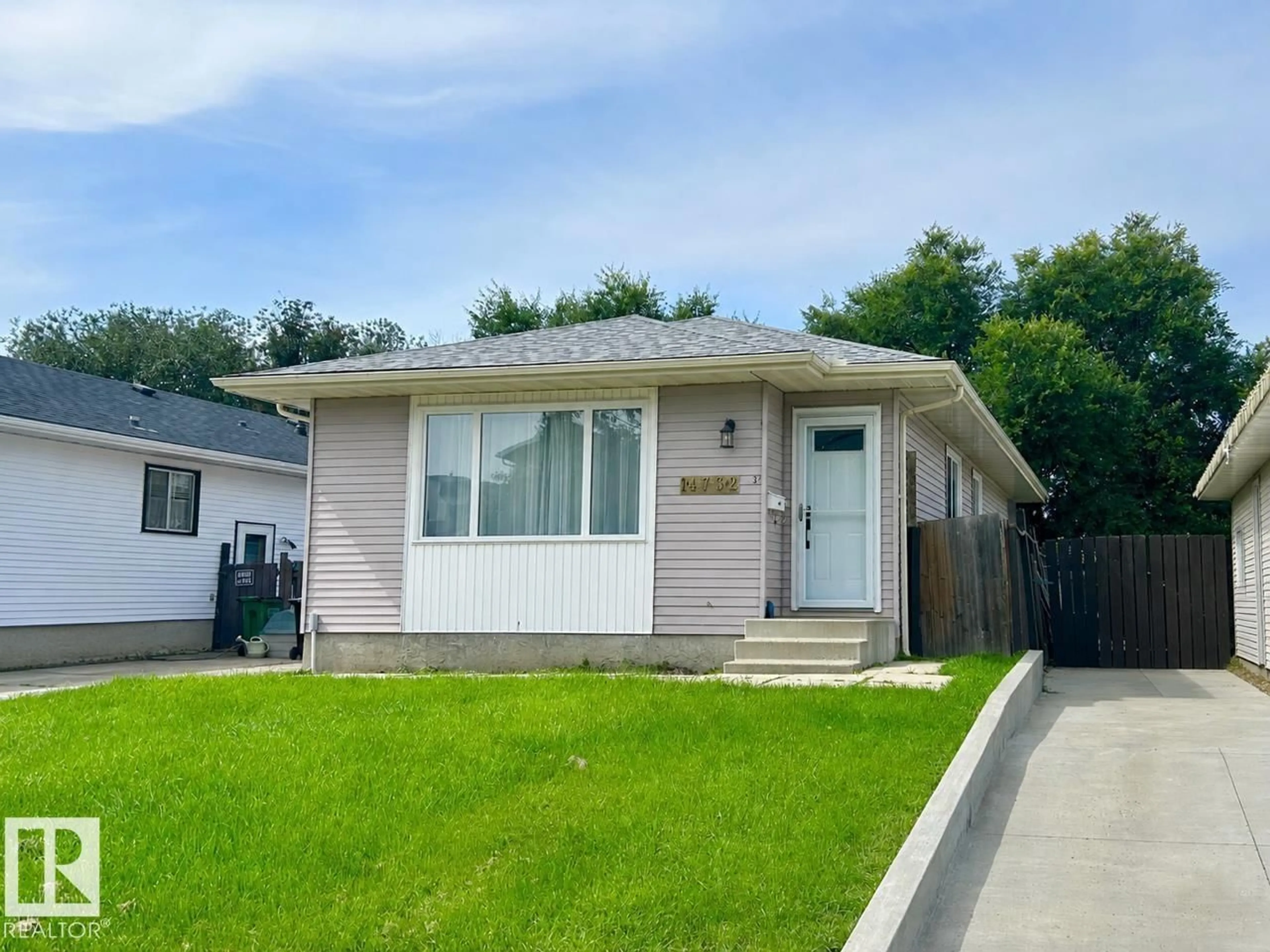 Home with vinyl exterior material, street for NW - 14732 32 ST, Edmonton Alberta T5Y2G3