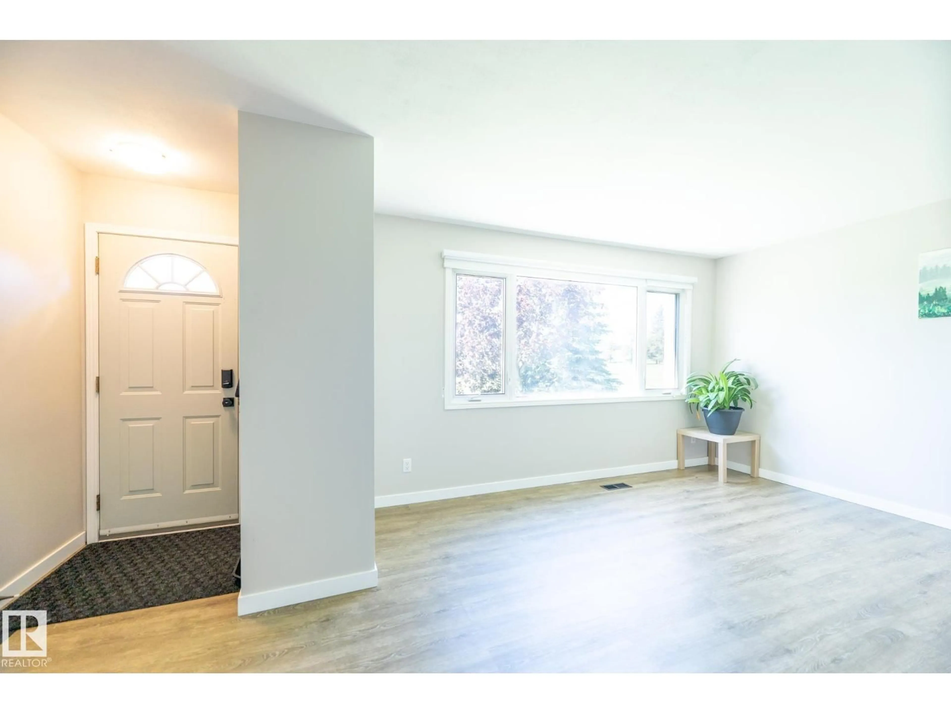 Indoor entryway for 13309 85 ST, Edmonton Alberta T5E2Z8