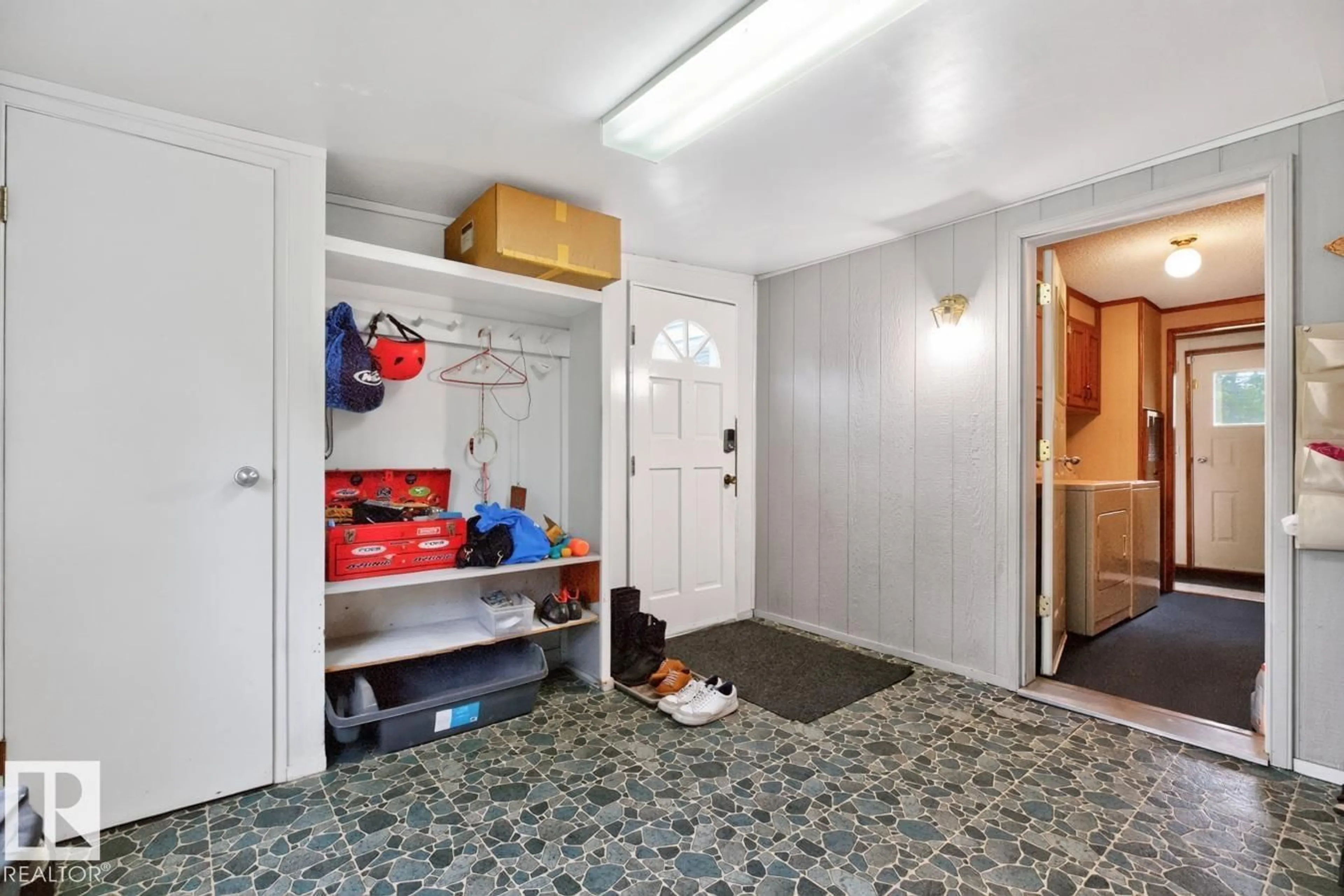 Indoor entryway for 4740 47 ST, Rural Beaver County Alberta T0B4J0