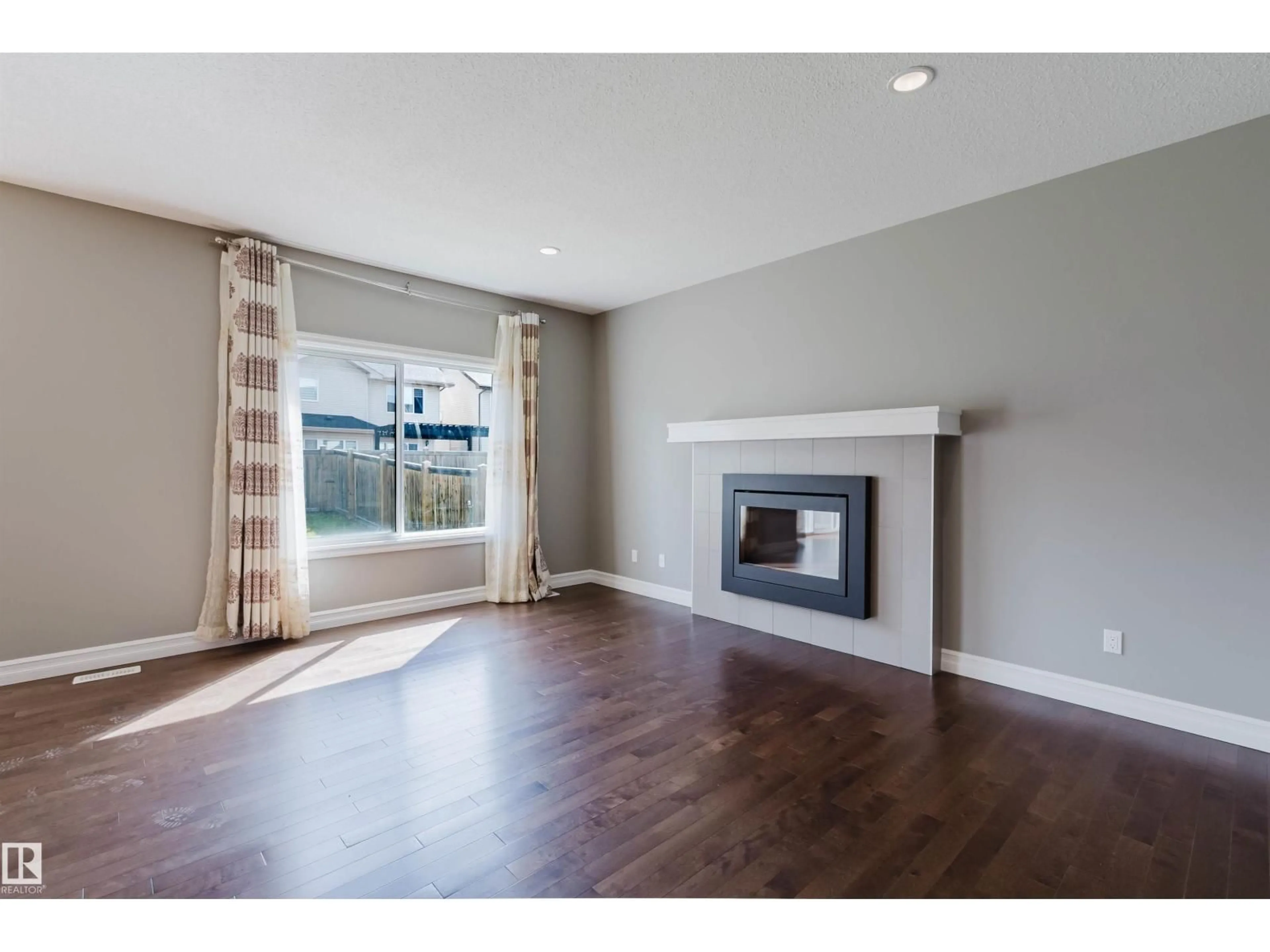 Unknown for 15839 10 AV, Edmonton Alberta T6W2H2