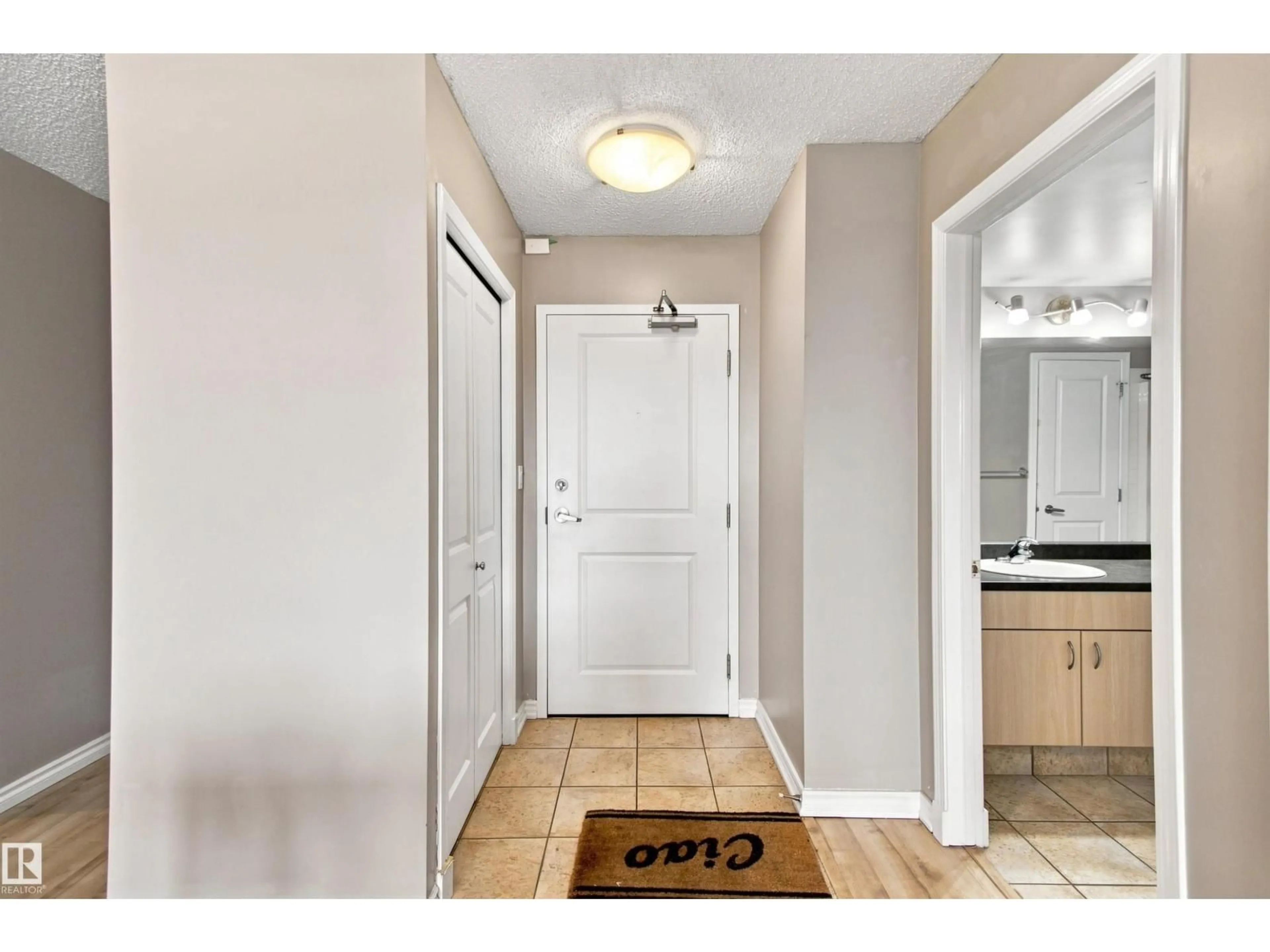 Indoor entryway for 504 - 10180 104 ST, Edmonton Alberta T5J1A7