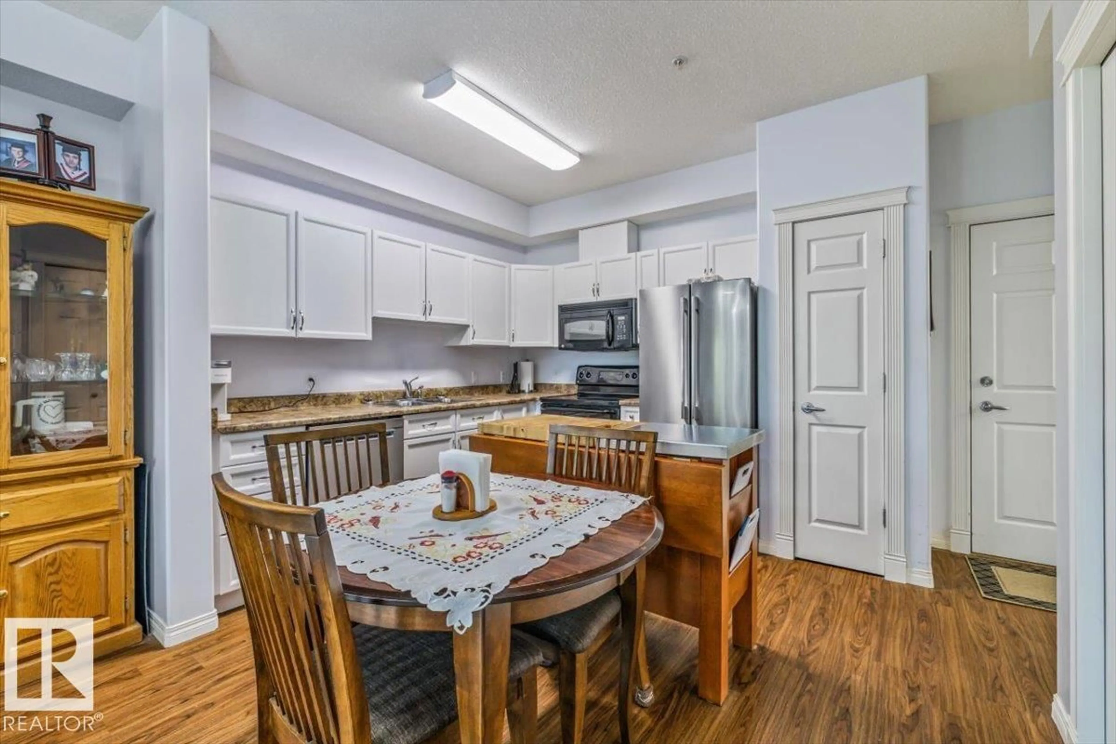 Standard kitchen, unknown for 202 - 8702 SOUTHFORT DR, Fort Saskatchewan Alberta T8L4R6