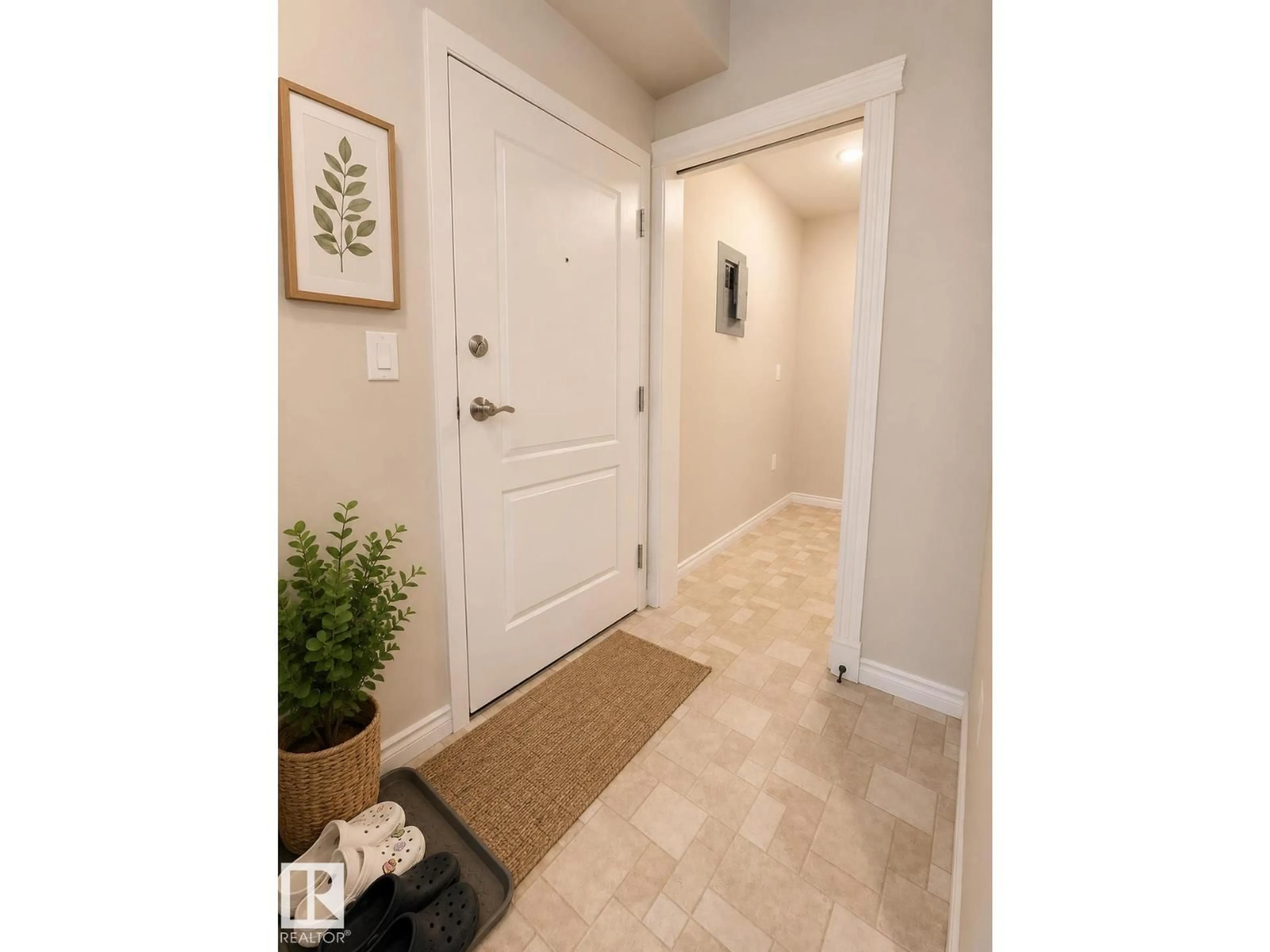 Indoor entryway for 16715 100 AV, Edmonton Alberta T5P4Z5
