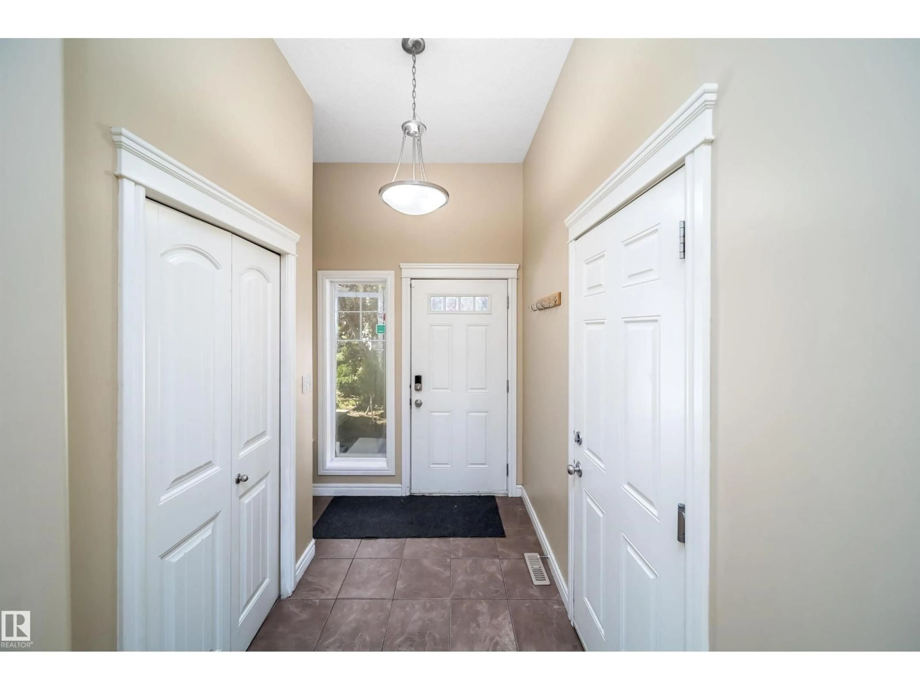 Indoor entryway for 46 15151 43 ST NW, Edmonton Alberta T5Y0L3