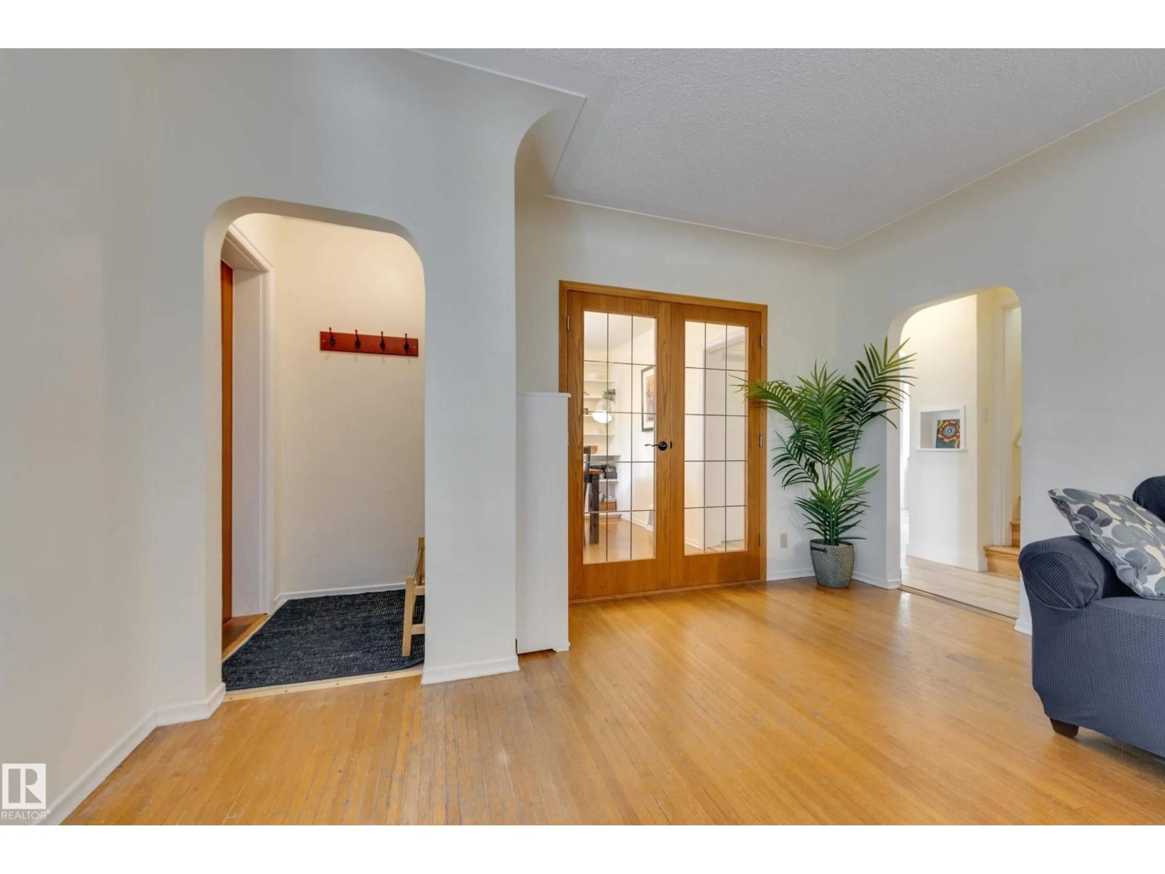 Indoor entryway for 10644 65 AV, Edmonton Alberta T6H1V4