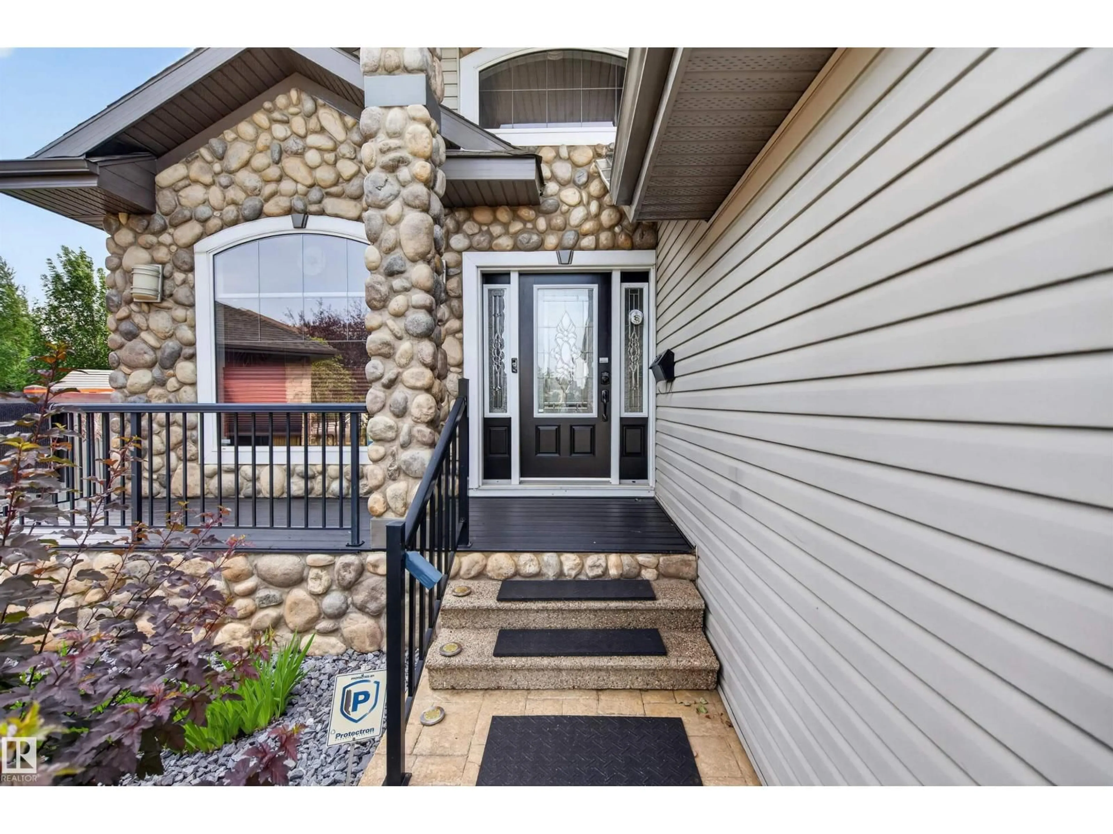 Indoor entryway for 1213 CUNNINGHAM DR, Edmonton Alberta T6W0R5