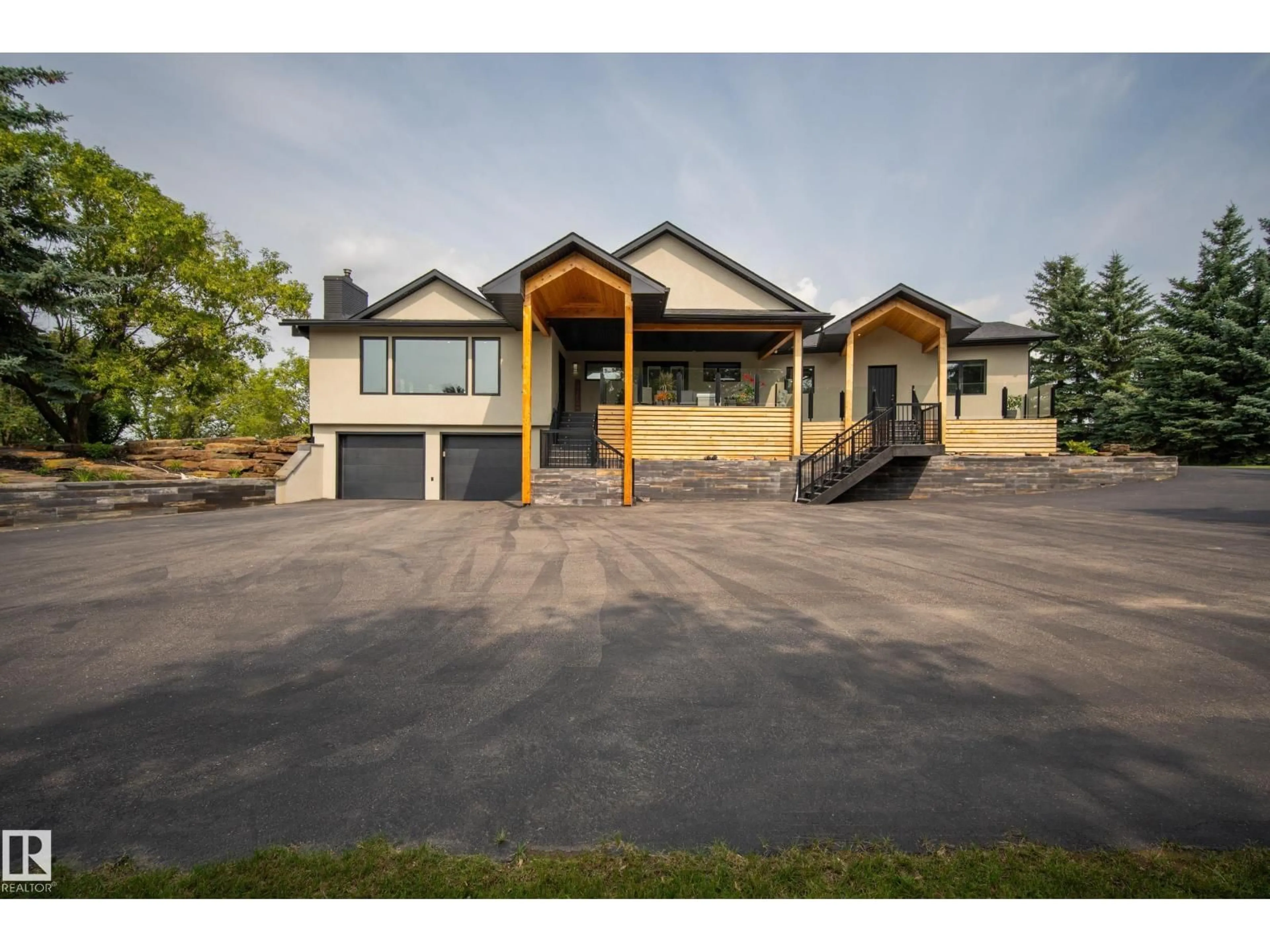A pic from outside/outdoor area/front of a property/back of a property/a pic from drone, unknown for 52249 - 193 RGE ROAD 233, Rural Strathcona County Alberta T8B1C7