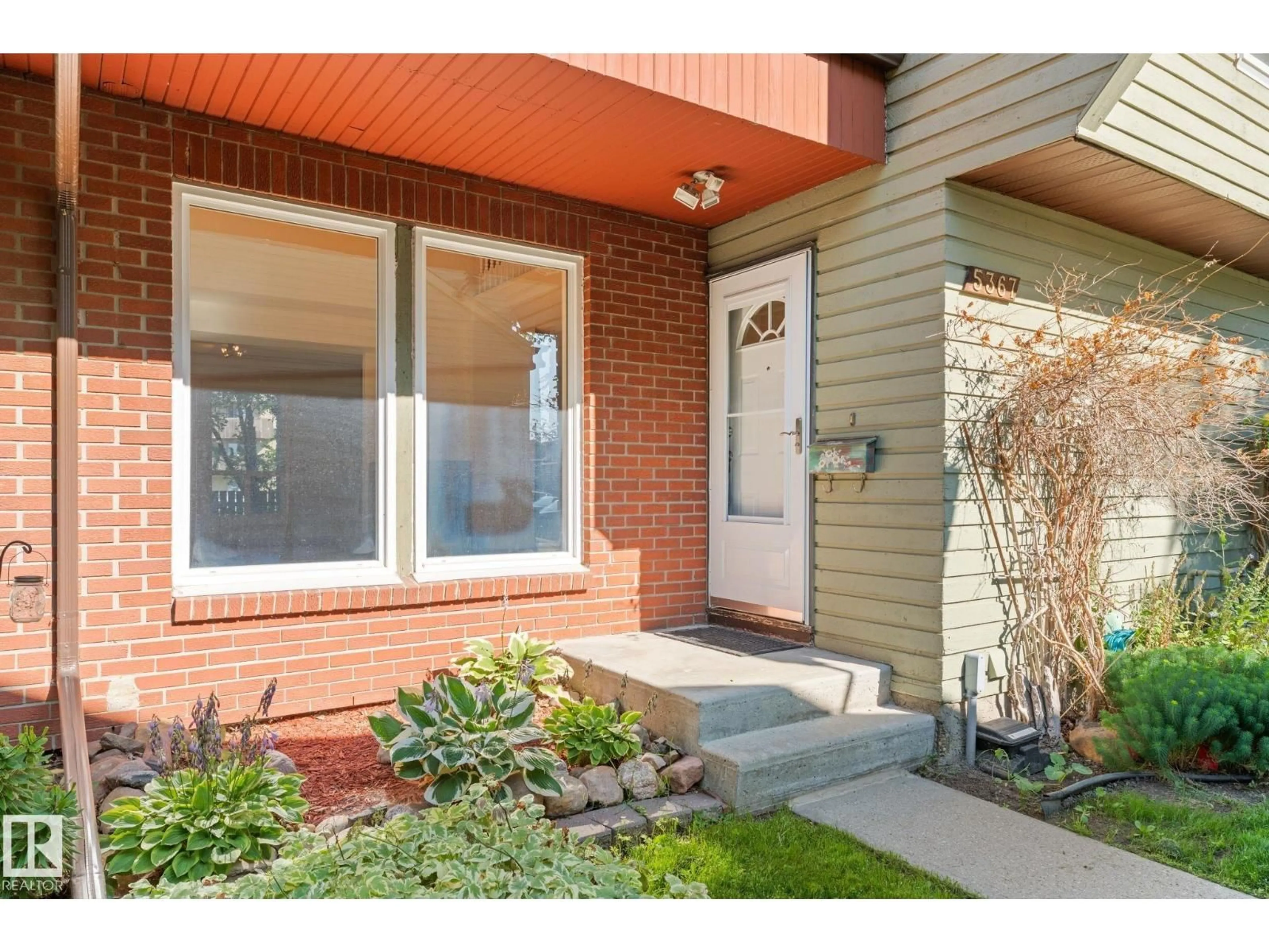 Indoor entryway for 5367 HILL VIEW CR, Edmonton Alberta T6L1V9